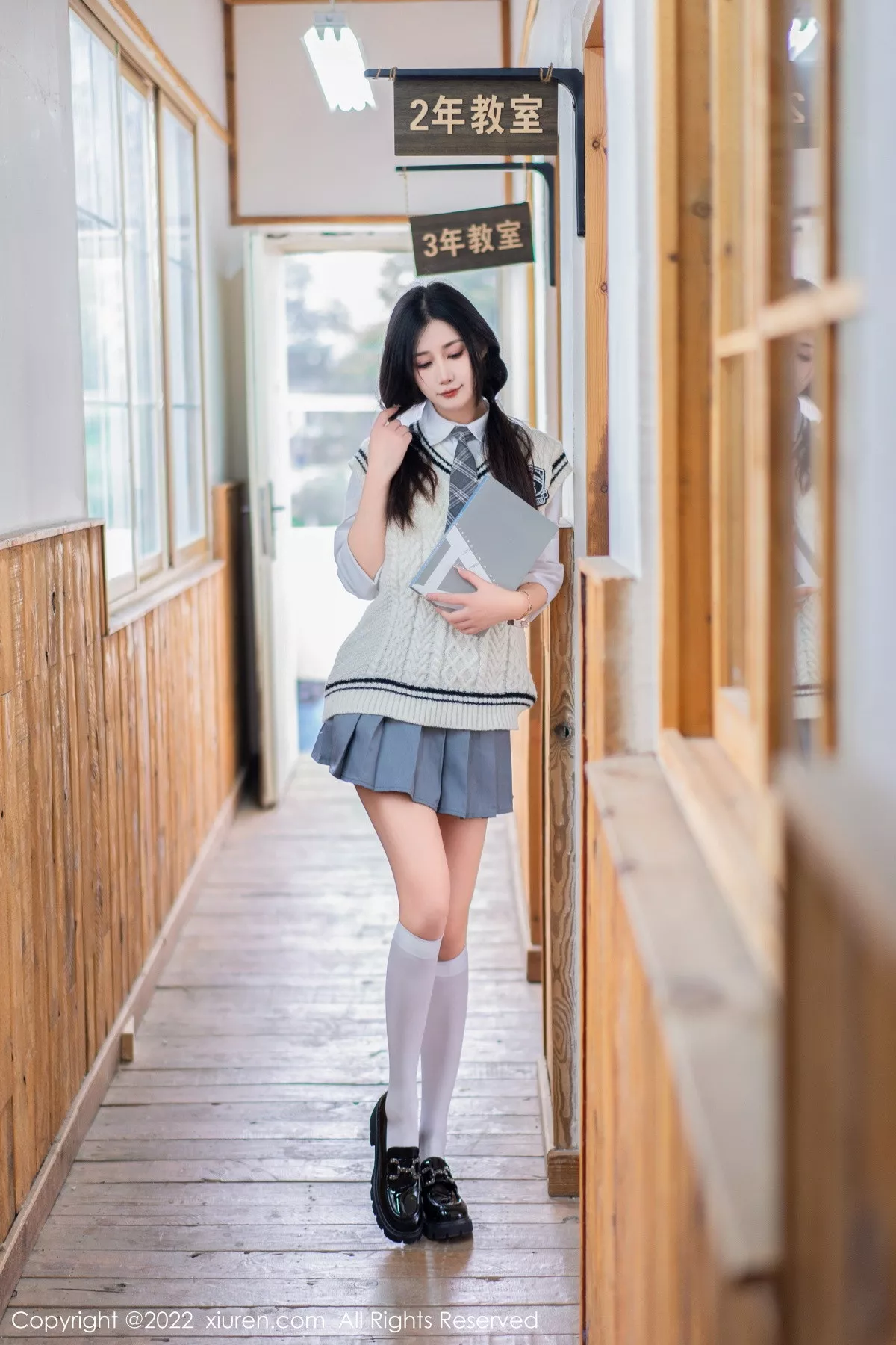 XiuRen第5970期_模特Laura阿姣性感学妹短裙制服露白色内衣秀曼妙身姿迷人写真99P