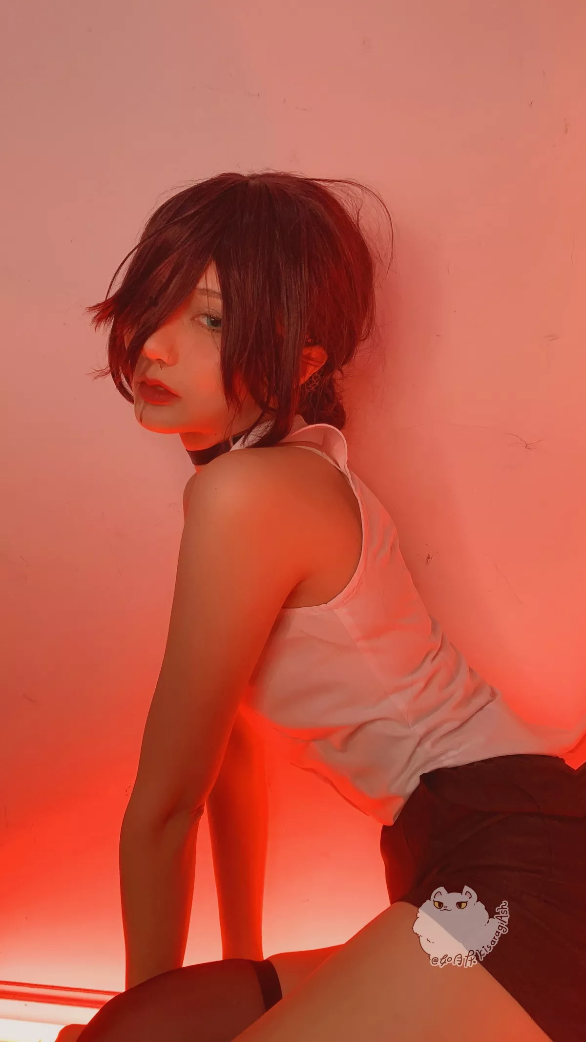 网络美女Ash如月灰电锯人REZE主题性感无袖白T配黑色短裙黑丝袜迷人写真34P