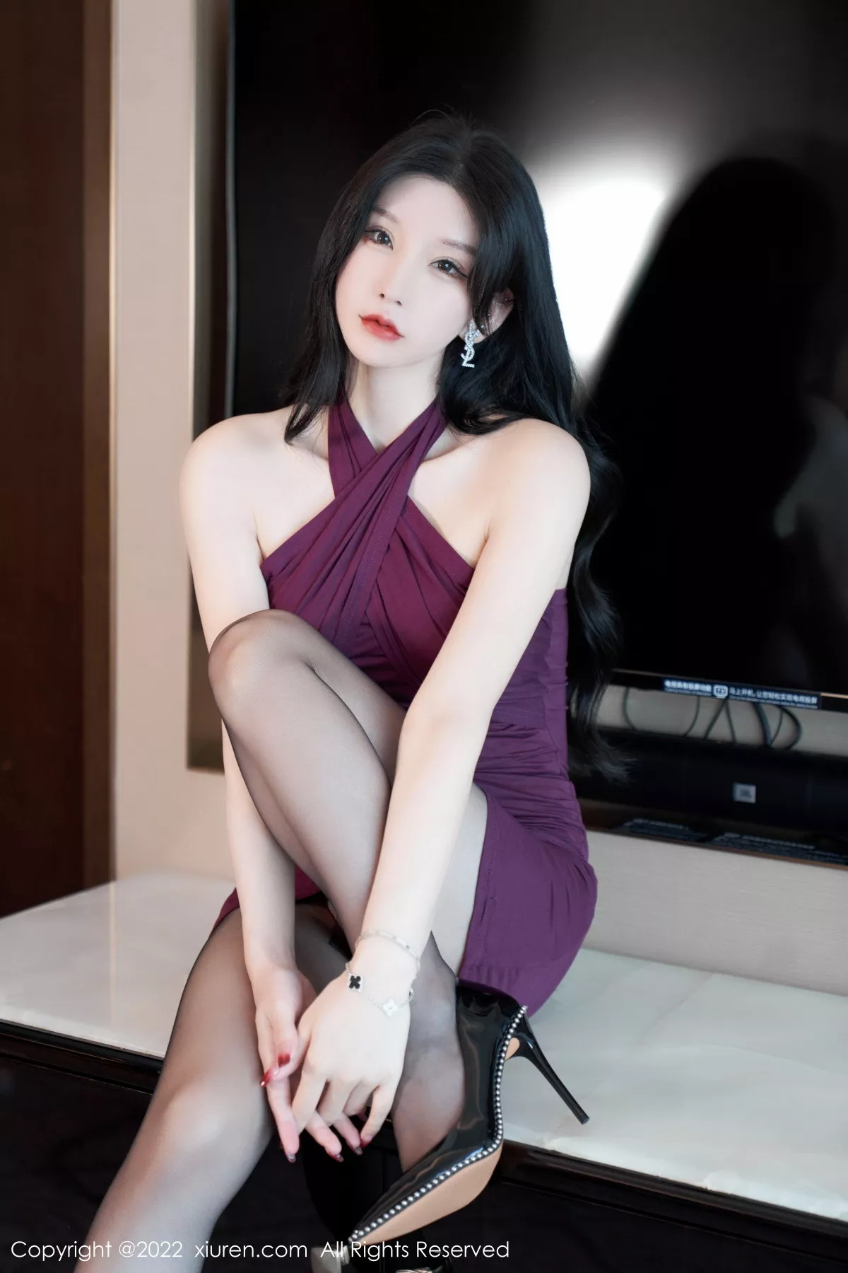XiuRen第5980期_女神周于希Sally性感紫色连衣裙配超薄黑丝秀白嫩肌肤迷人写真83P