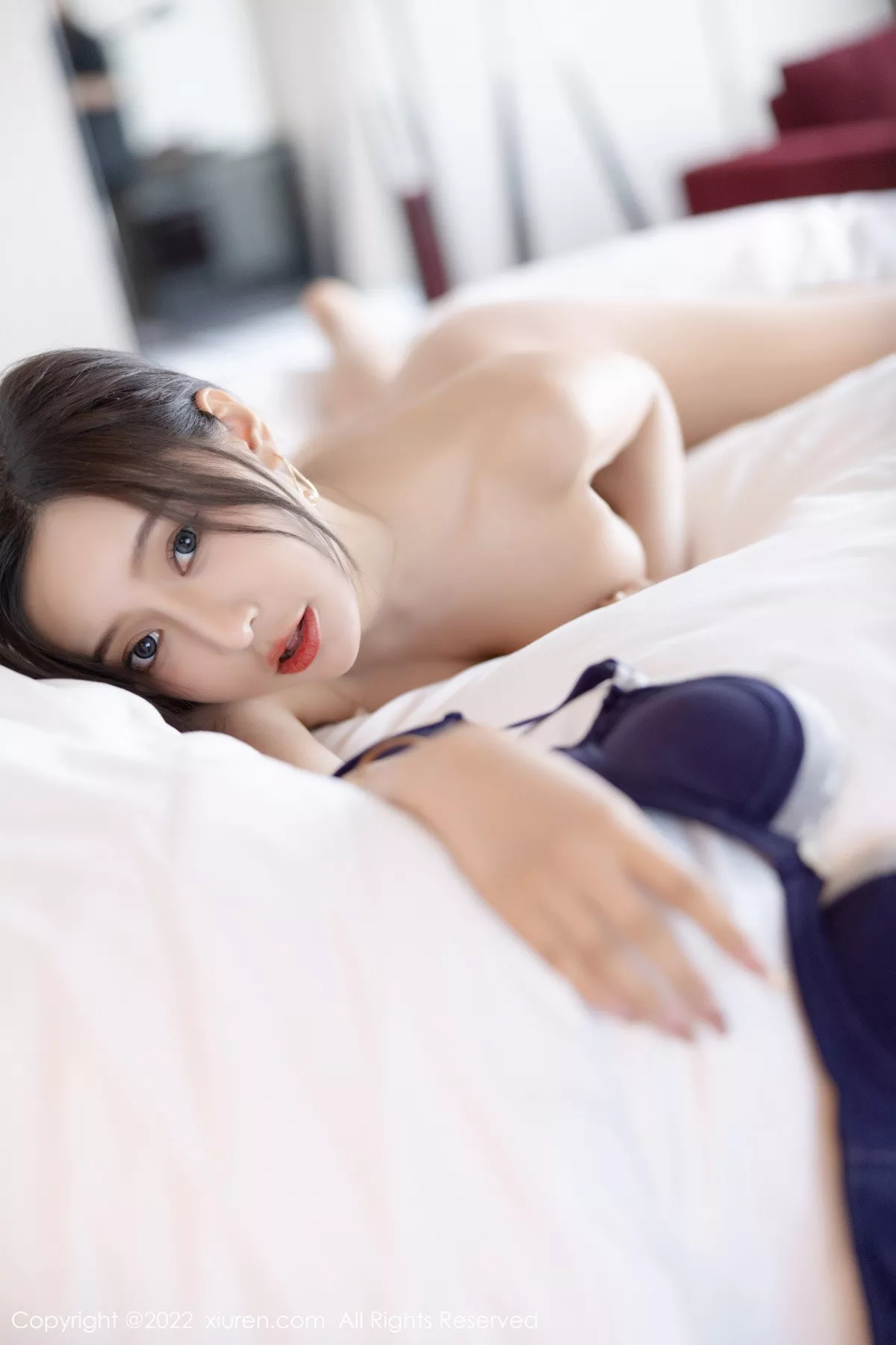XiuRen第5978期_女神王馨瑶yanni私房半脱露性感蓝色内衣配超薄无内肉丝诱惑写真81P