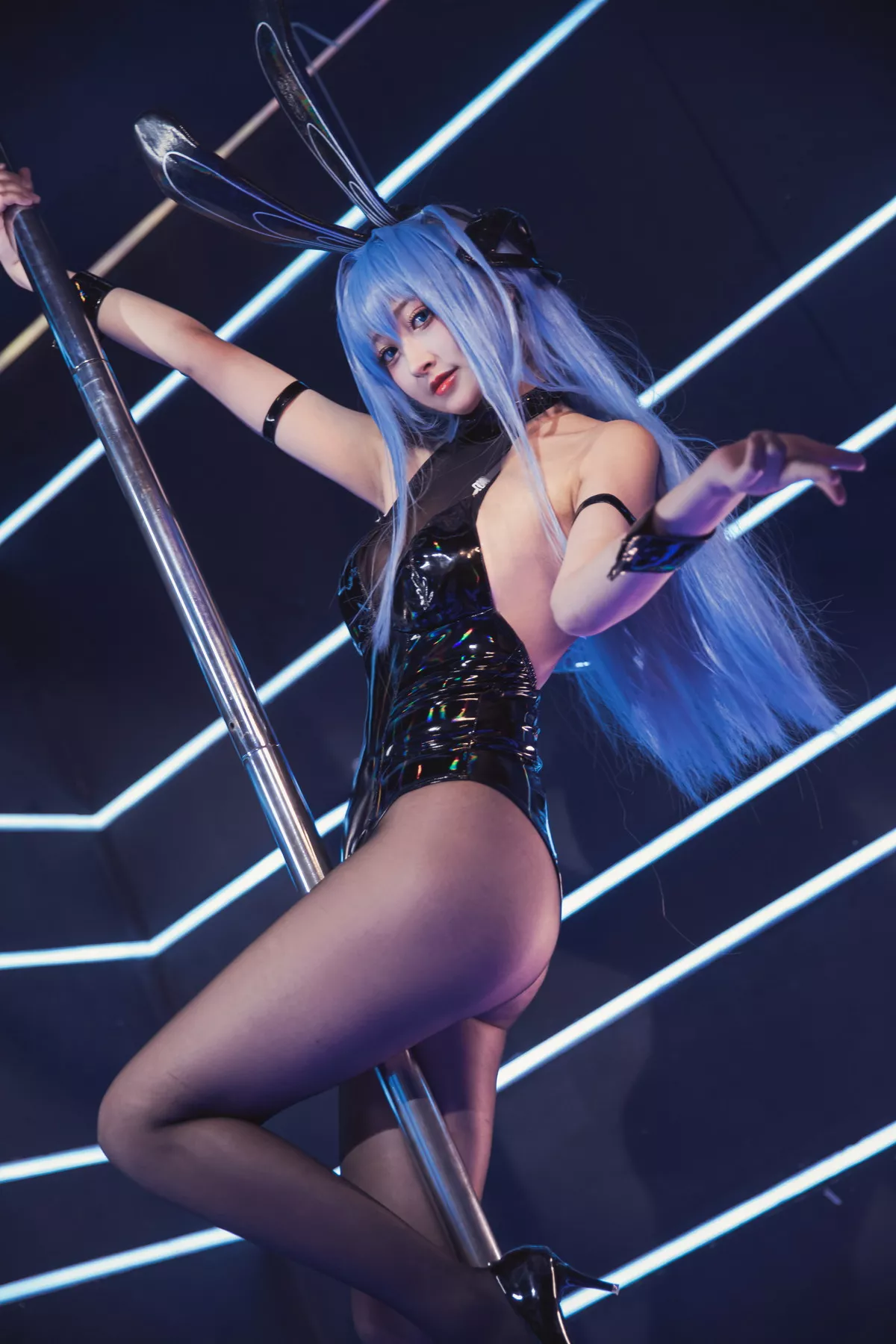 Coser美女Luisa_零纱新泽西兔女郎主题钢管舞女郎黑色皮质连体衣配黑丝诱惑写真35P
