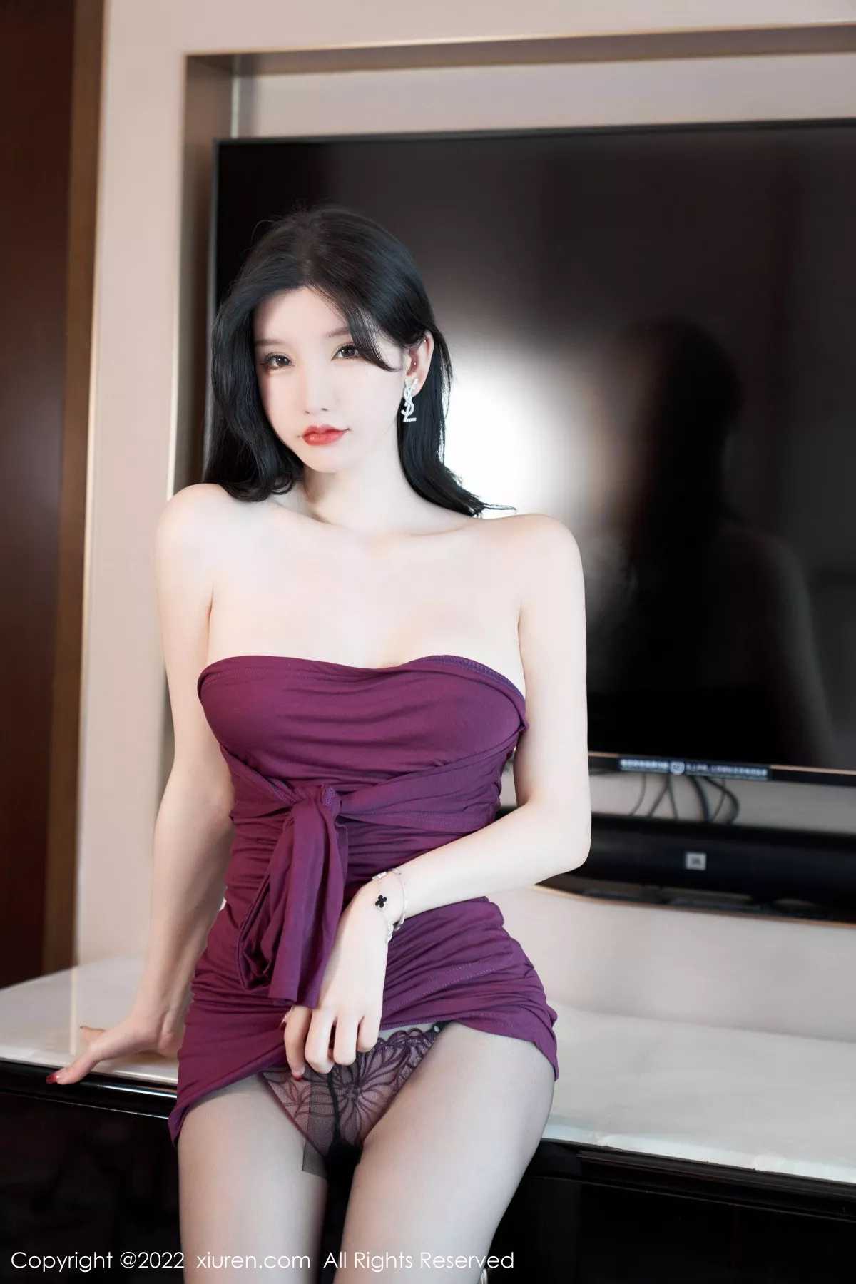 XiuRen第5980期_女神周于希Sally性感紫色连衣裙配超薄黑丝秀白嫩肌肤迷人写真83P