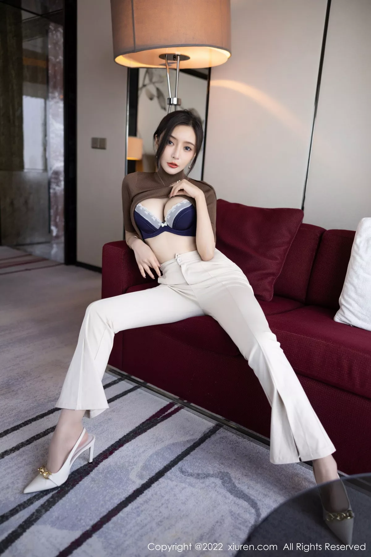 XiuRen第5978期_女神王馨瑶yanni私房半脱露性感蓝色内衣配超薄无内肉丝诱惑写真81P