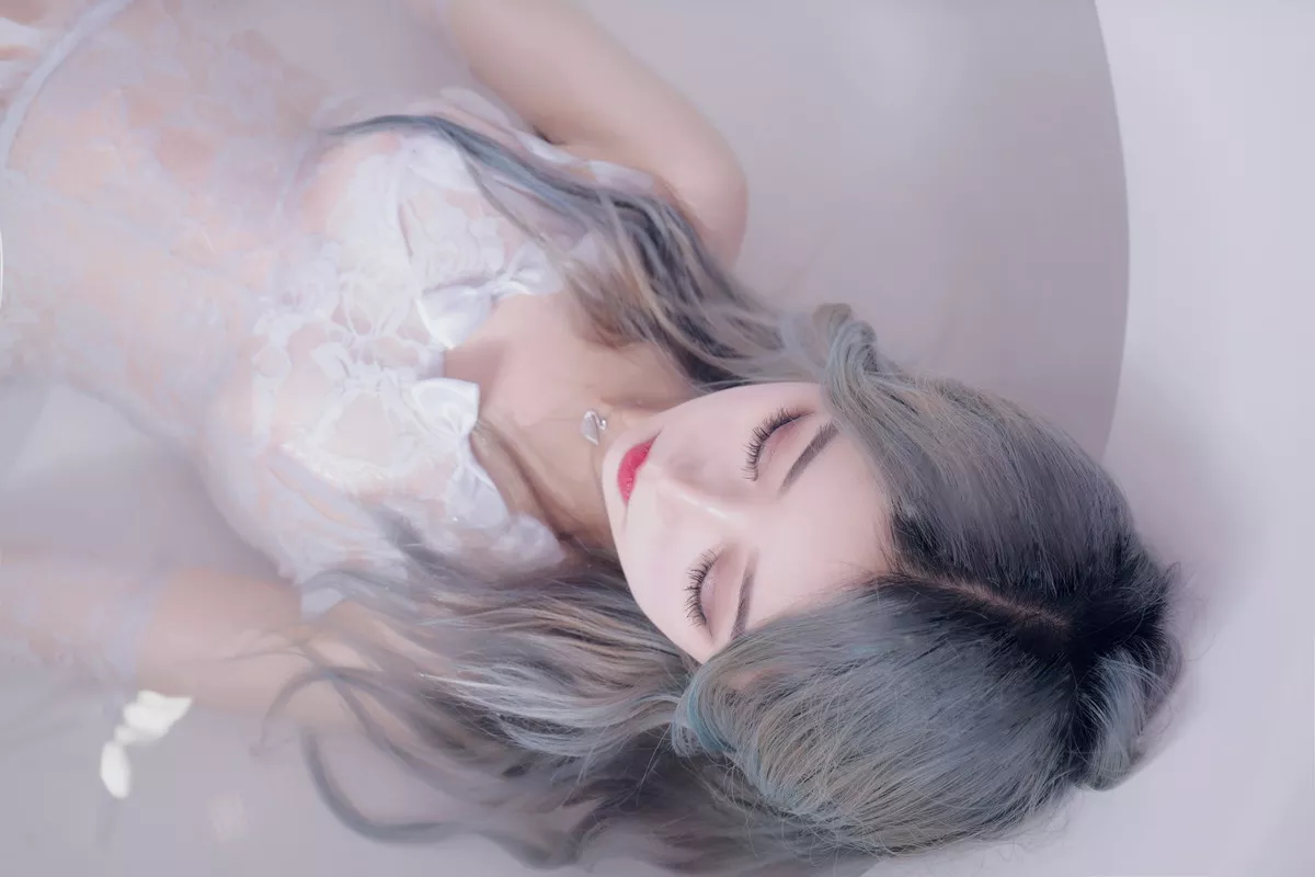 网络美女Eloise软软入水蕾丝主题私房浴缸芭比娃娃装扮白色蕾丝内衣湿身诱惑写真35P