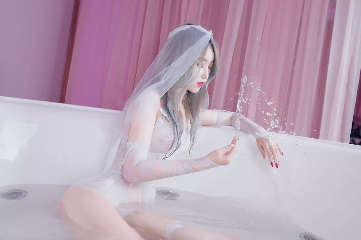 网络美女Eloise软软入水蕾丝主题私房浴缸芭比娃娃装扮白色蕾丝内衣湿身诱惑写真35P