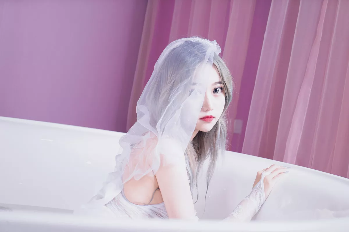 网络美女Eloise软软入水蕾丝主题私房浴缸芭比娃娃装扮白色蕾丝内衣湿身诱惑写真35P