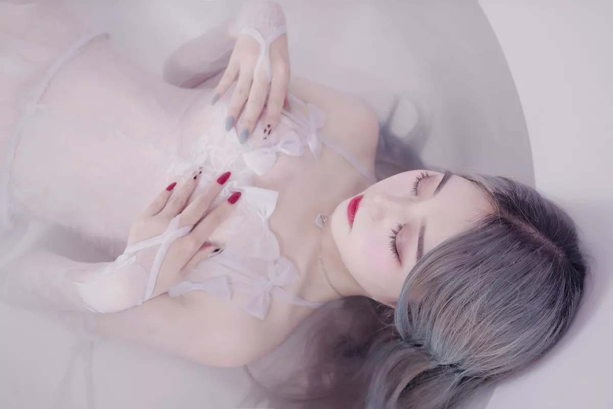 网络美女Eloise软软入水蕾丝主题私房浴缸芭比娃娃装扮白色蕾丝内衣湿身诱惑写真35P