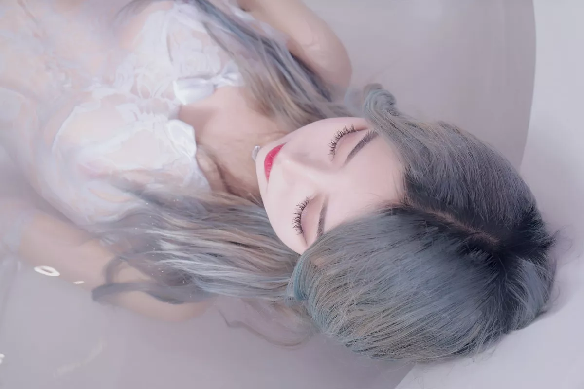 网络美女Eloise软软入水蕾丝主题私房浴缸芭比娃娃装扮白色蕾丝内衣湿身诱惑写真35P