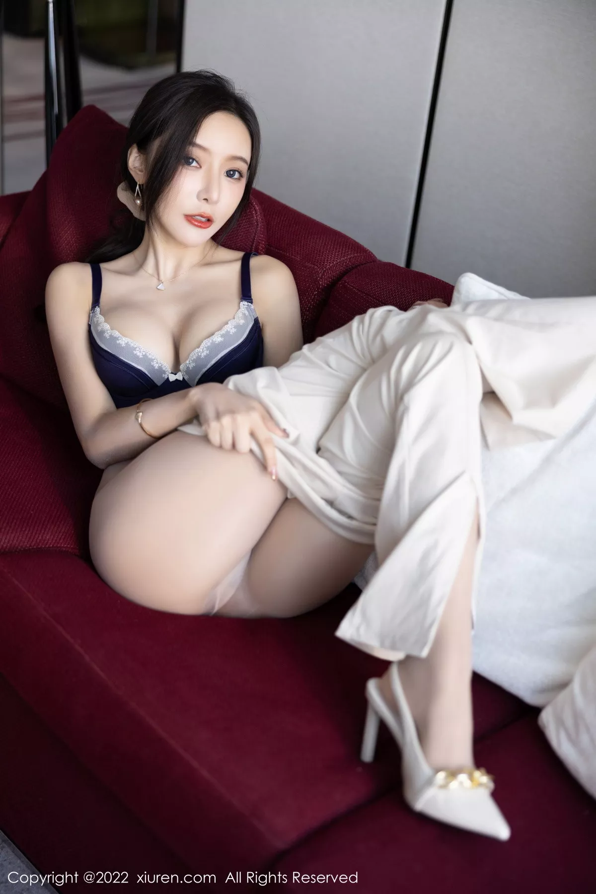 XiuRen第5978期_女神王馨瑶yanni私房半脱露性感蓝色内衣配超薄无内肉丝诱惑写真81P