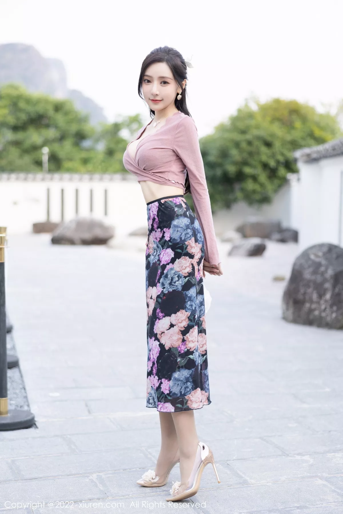 XiuRen第5985期_女神王馨瑶yanni粉灰色上衣配花色长裙露蕾丝内衣撩人诱惑写真82P
