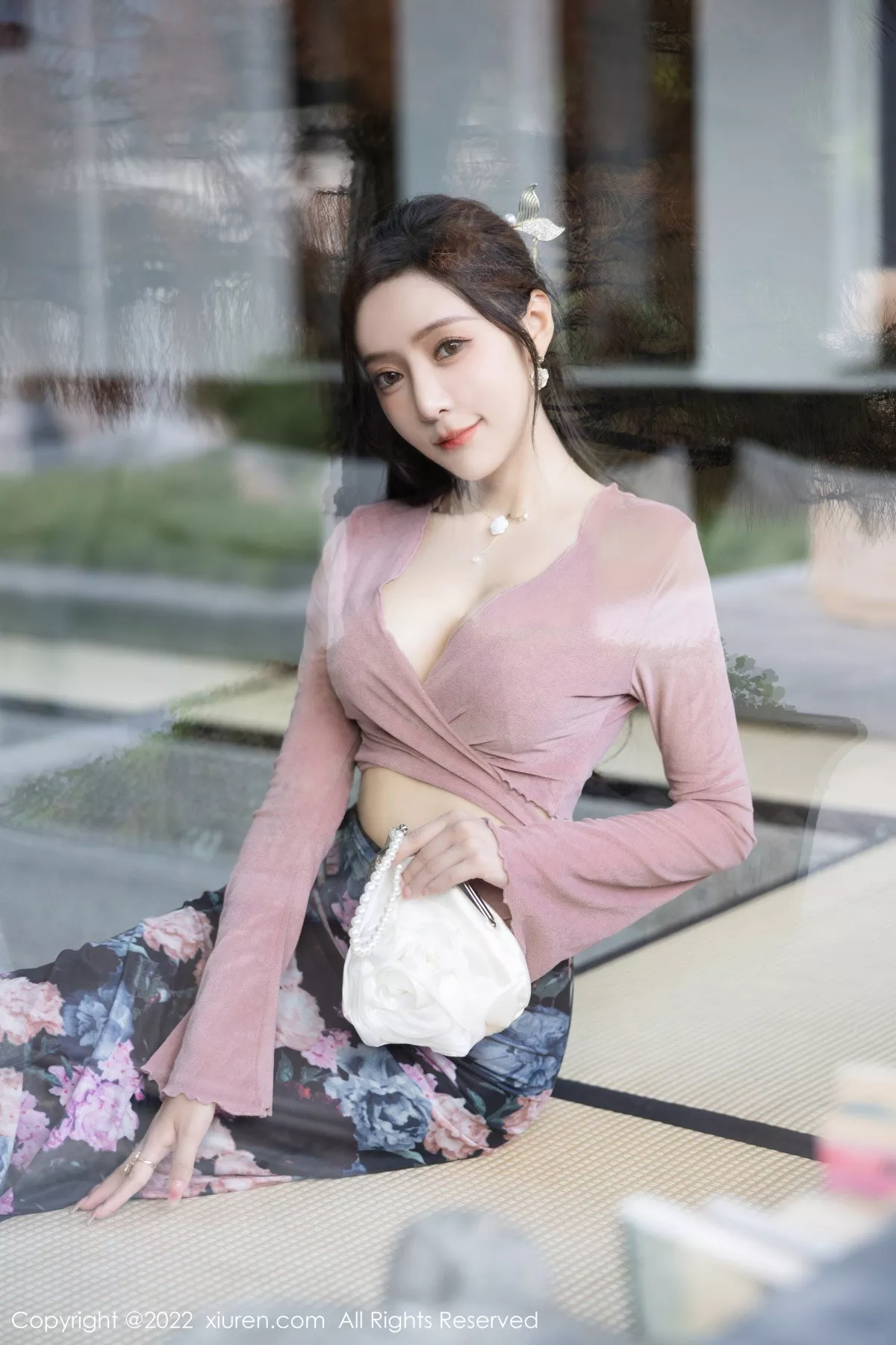 XiuRen第5985期_女神王馨瑶yanni粉灰色上衣配花色长裙露蕾丝内衣撩人诱惑写真82P