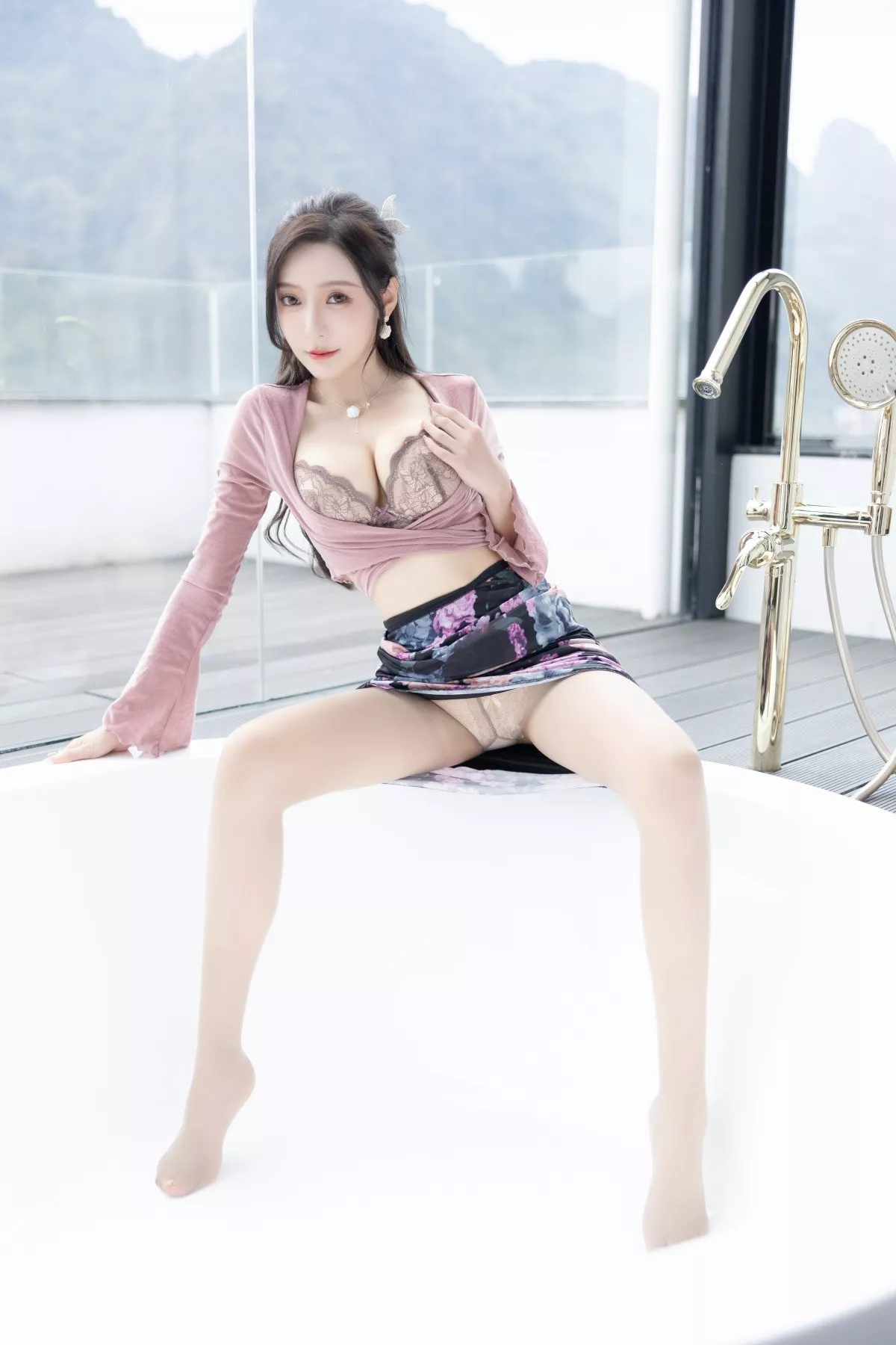 XiuRen第5985期_女神王馨瑶yanni粉灰色上衣配花色长裙露蕾丝内衣撩人诱惑写真82P