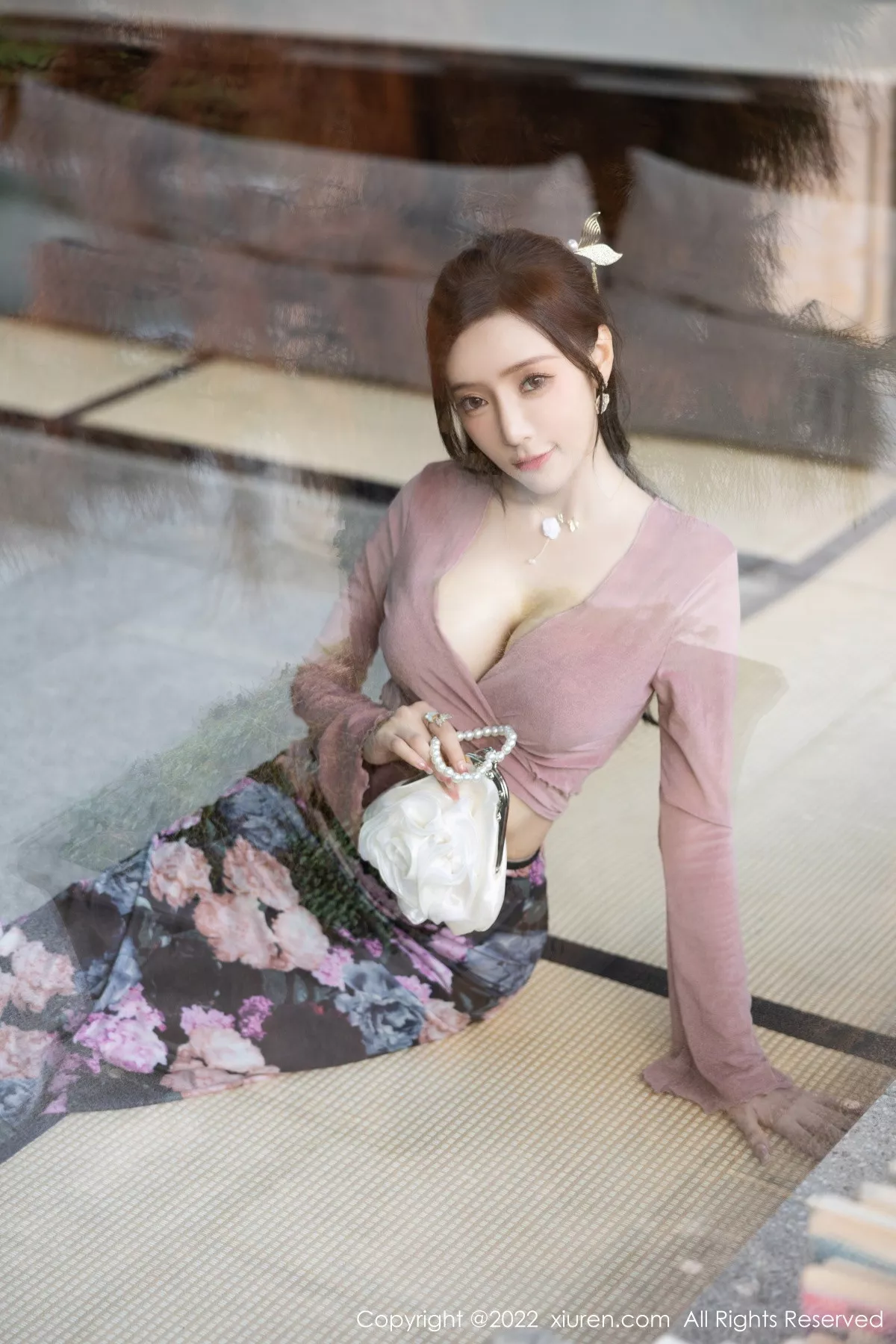 XiuRen第5985期_女神王馨瑶yanni粉灰色上衣配花色长裙露蕾丝内衣撩人诱惑写真82P
