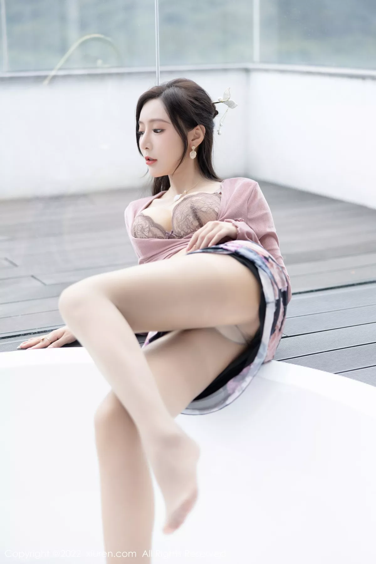 XiuRen第5985期_女神王馨瑶yanni粉灰色上衣配花色长裙露蕾丝内衣撩人诱惑写真82P