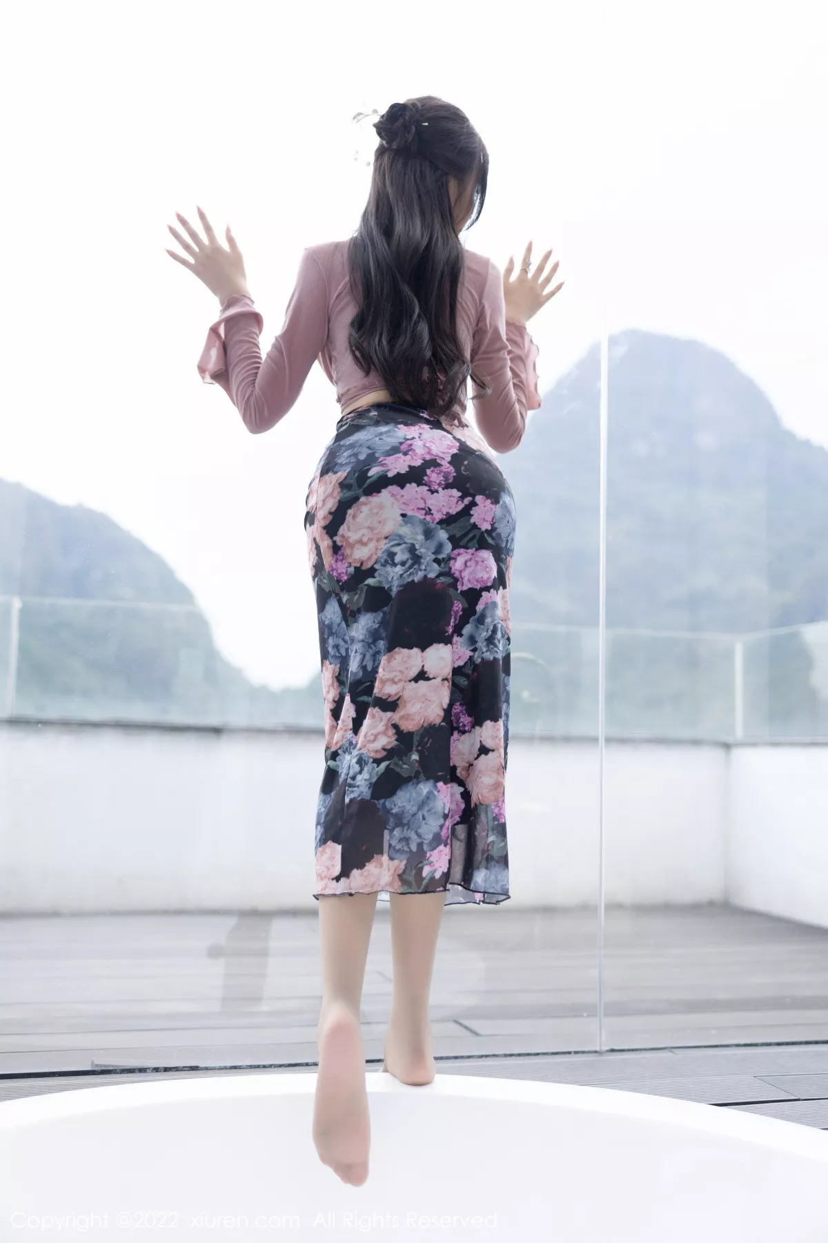 XiuRen第5985期_女神王馨瑶yanni粉灰色上衣配花色长裙露蕾丝内衣撩人诱惑写真82P
