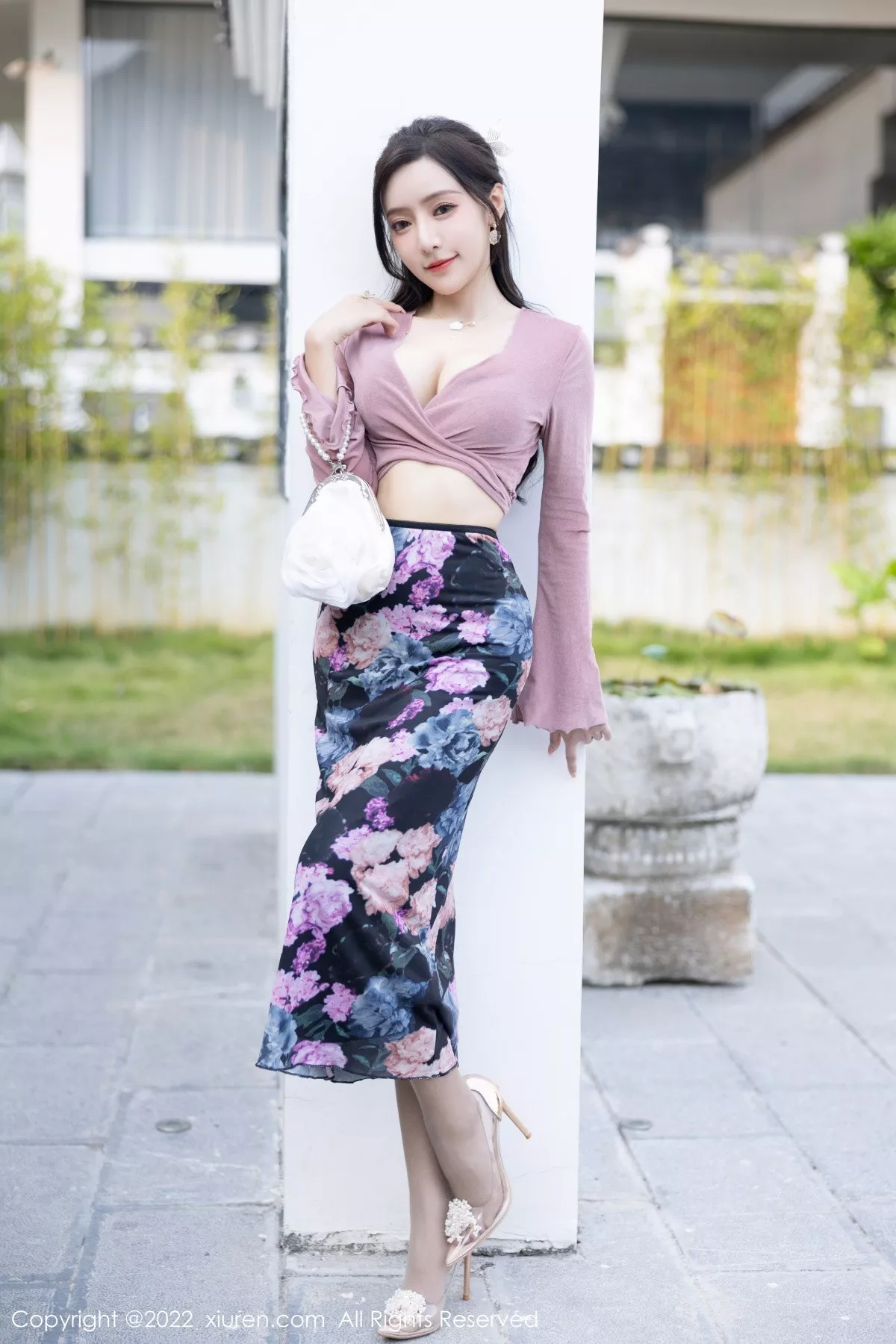 XiuRen第5985期_女神王馨瑶yanni粉灰色上衣配花色长裙露蕾丝内衣撩人诱惑写真82P