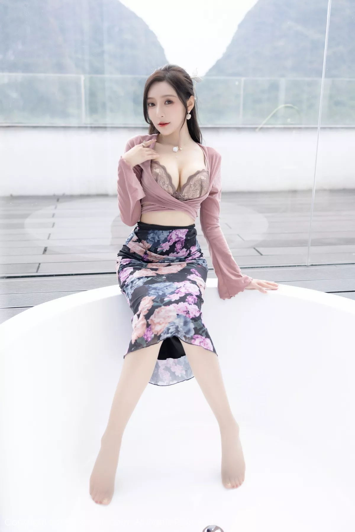 XiuRen第5985期_女神王馨瑶yanni粉灰色上衣配花色长裙露蕾丝内衣撩人诱惑写真82P