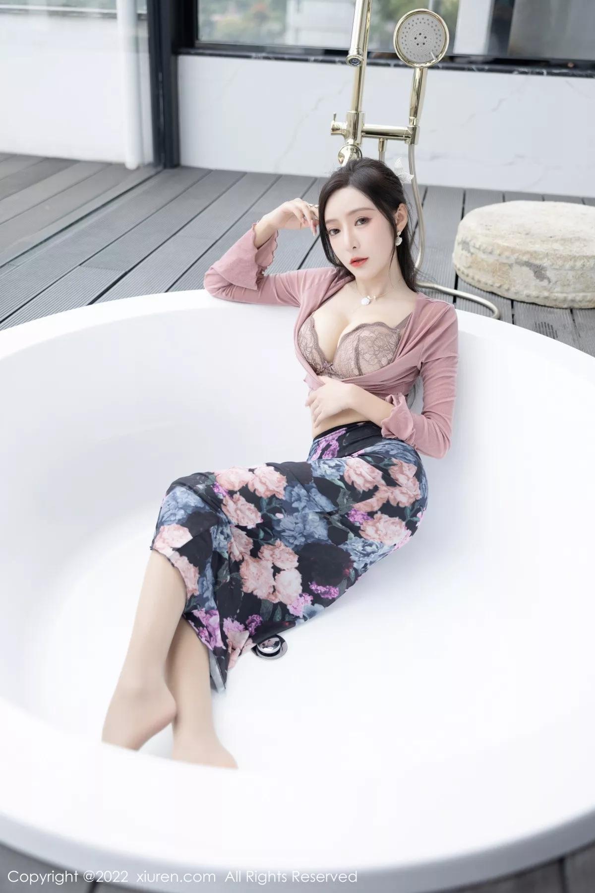 XiuRen第5985期_女神王馨瑶yanni粉灰色上衣配花色长裙露蕾丝内衣撩人诱惑写真82P