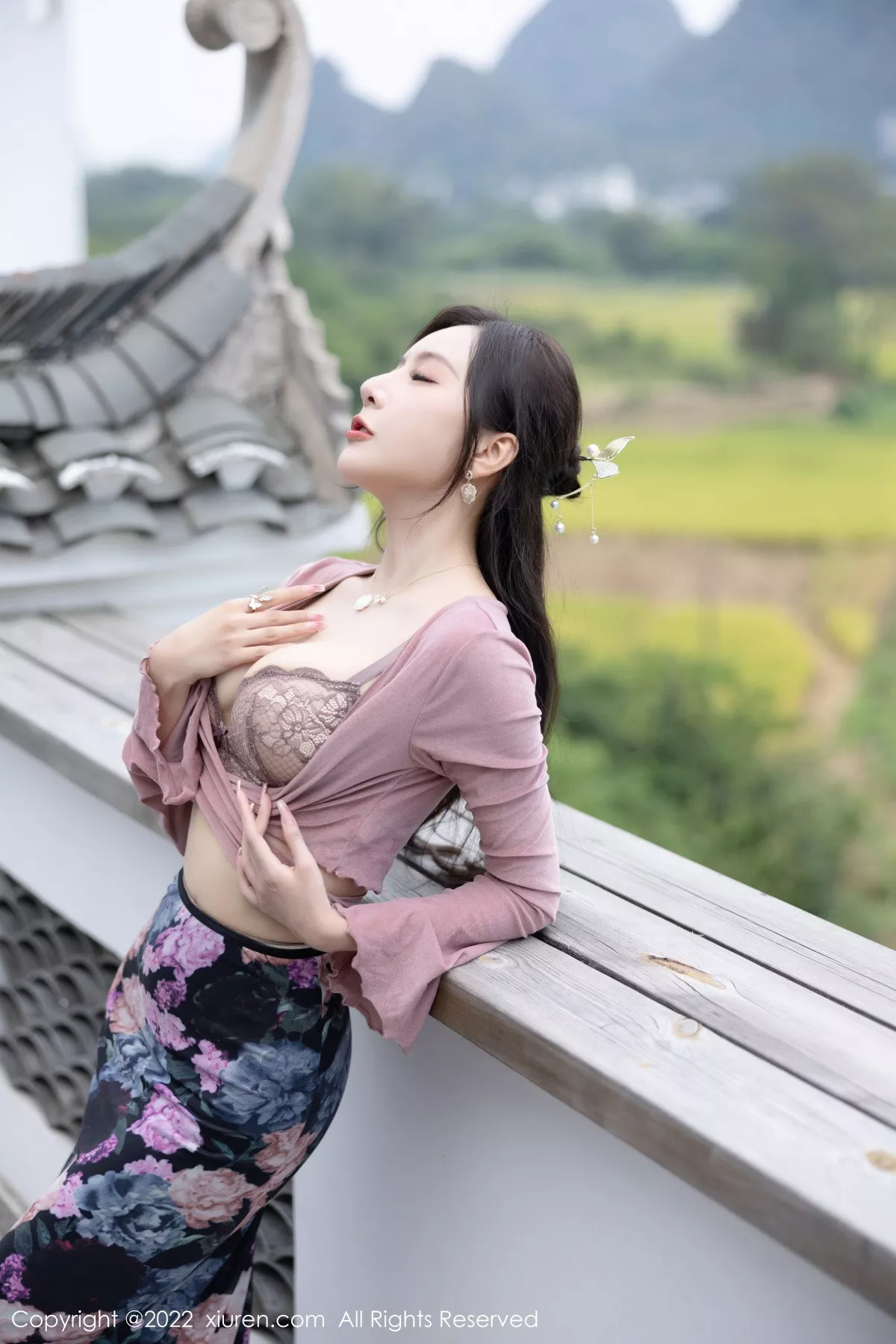 XiuRen第5985期_女神王馨瑶yanni粉灰色上衣配花色长裙露蕾丝内衣撩人诱惑写真82P
