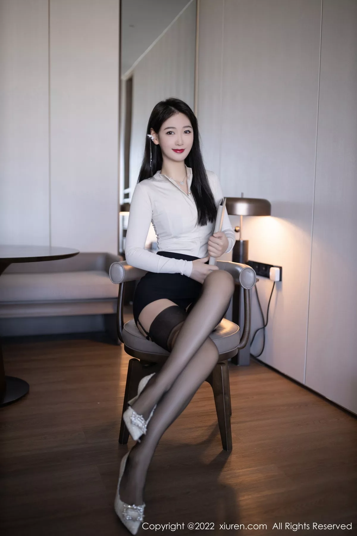 XiuRen第5986期_模特唐安琪白色上衣配黑短裙半脱露薄纱内衣黑丝吊袜诱惑写真79P