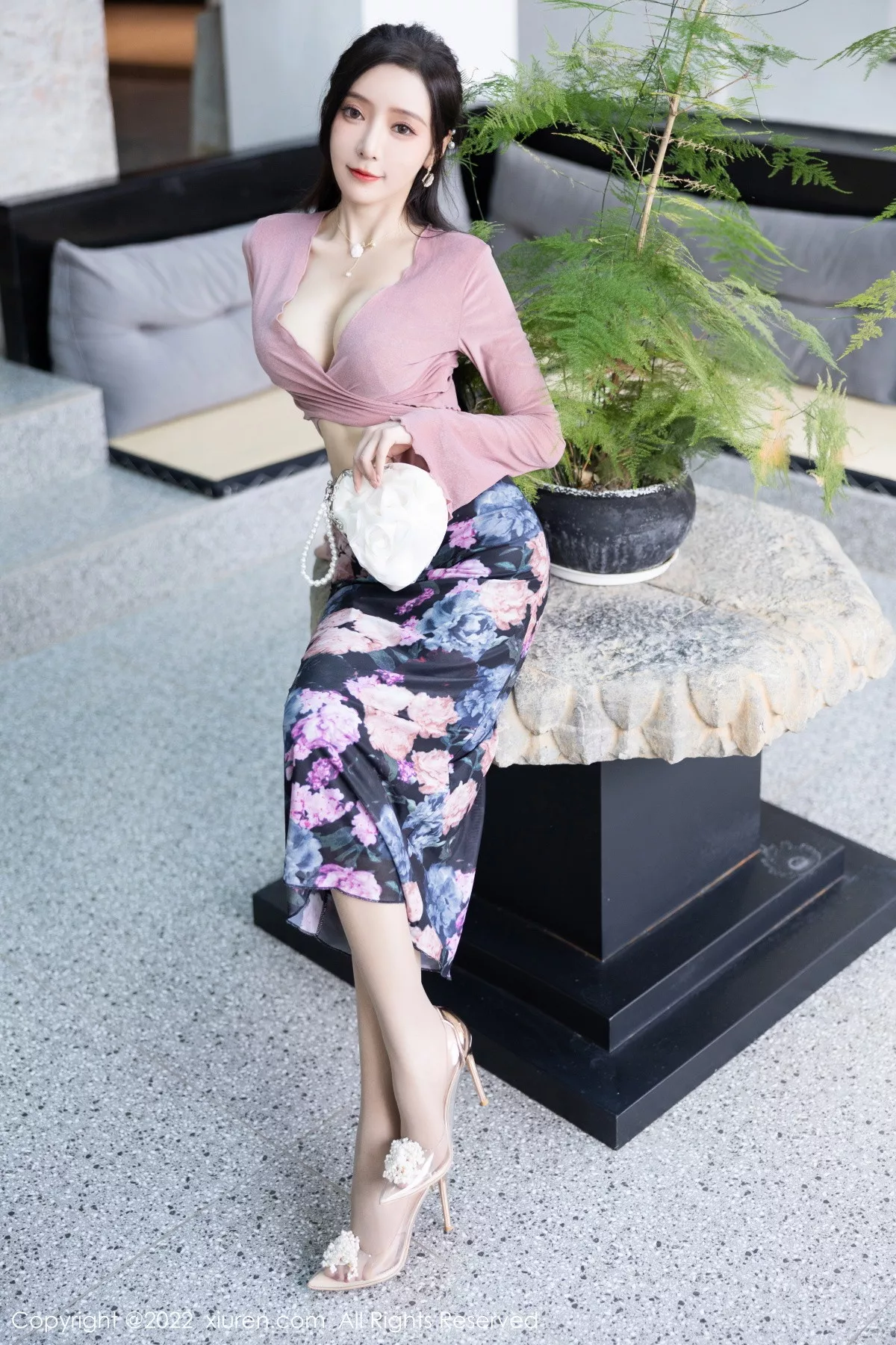 XiuRen第5985期_女神王馨瑶yanni粉灰色上衣配花色长裙露蕾丝内衣撩人诱惑写真82P