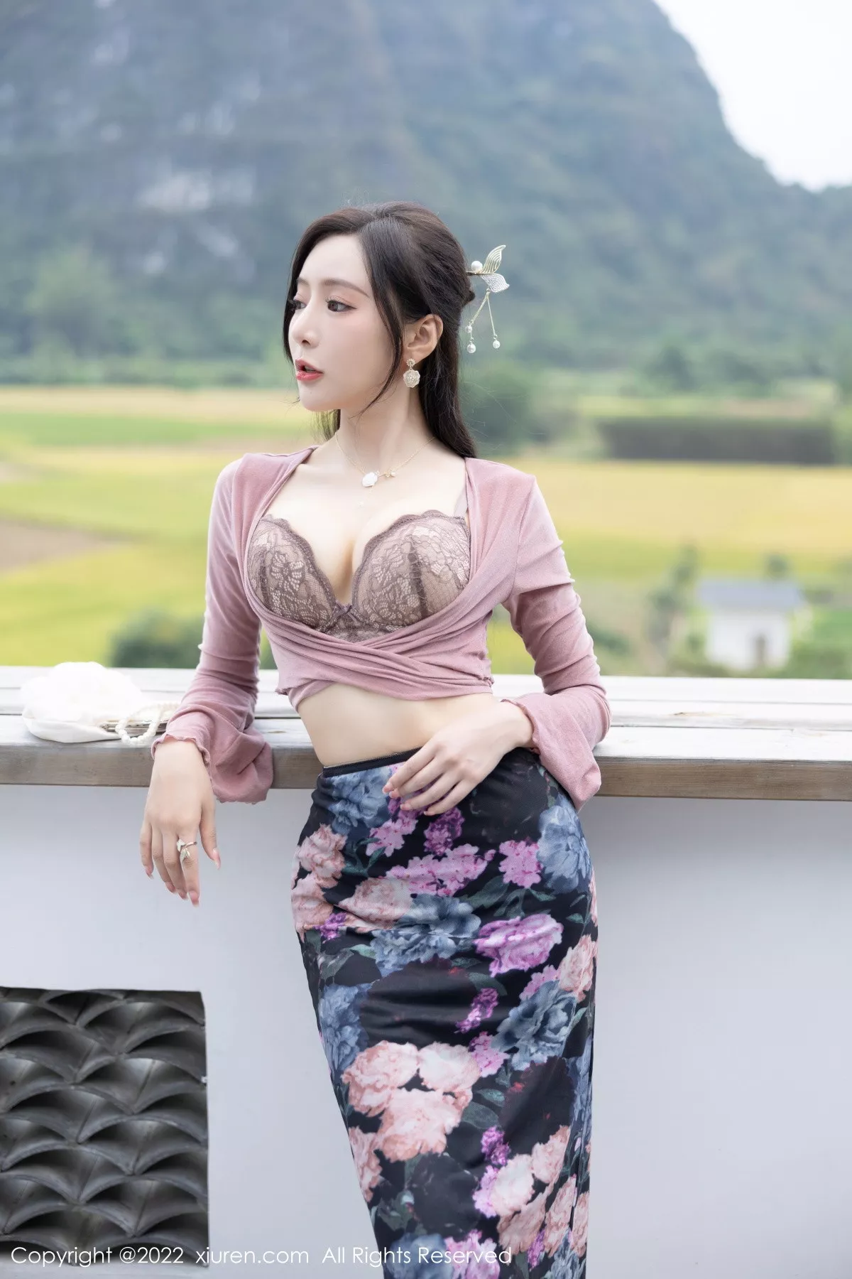 XiuRen第5985期_女神王馨瑶yanni粉灰色上衣配花色长裙露蕾丝内衣撩人诱惑写真82P