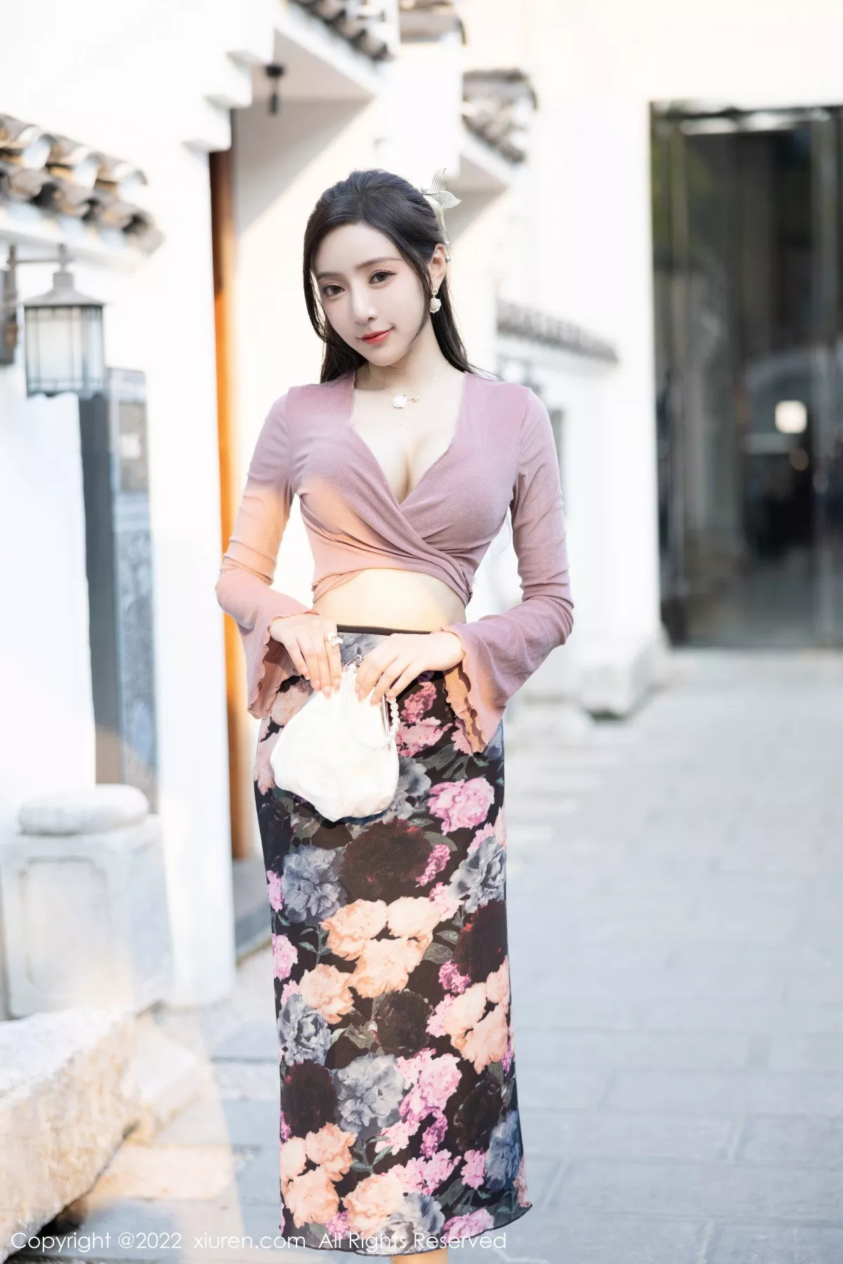 XiuRen第5985期_女神王馨瑶yanni粉灰色上衣配花色长裙露蕾丝内衣撩人诱惑写真82P