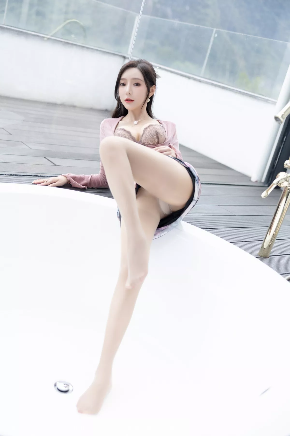 XiuRen第5985期_女神王馨瑶yanni粉灰色上衣配花色长裙露蕾丝内衣撩人诱惑写真82P