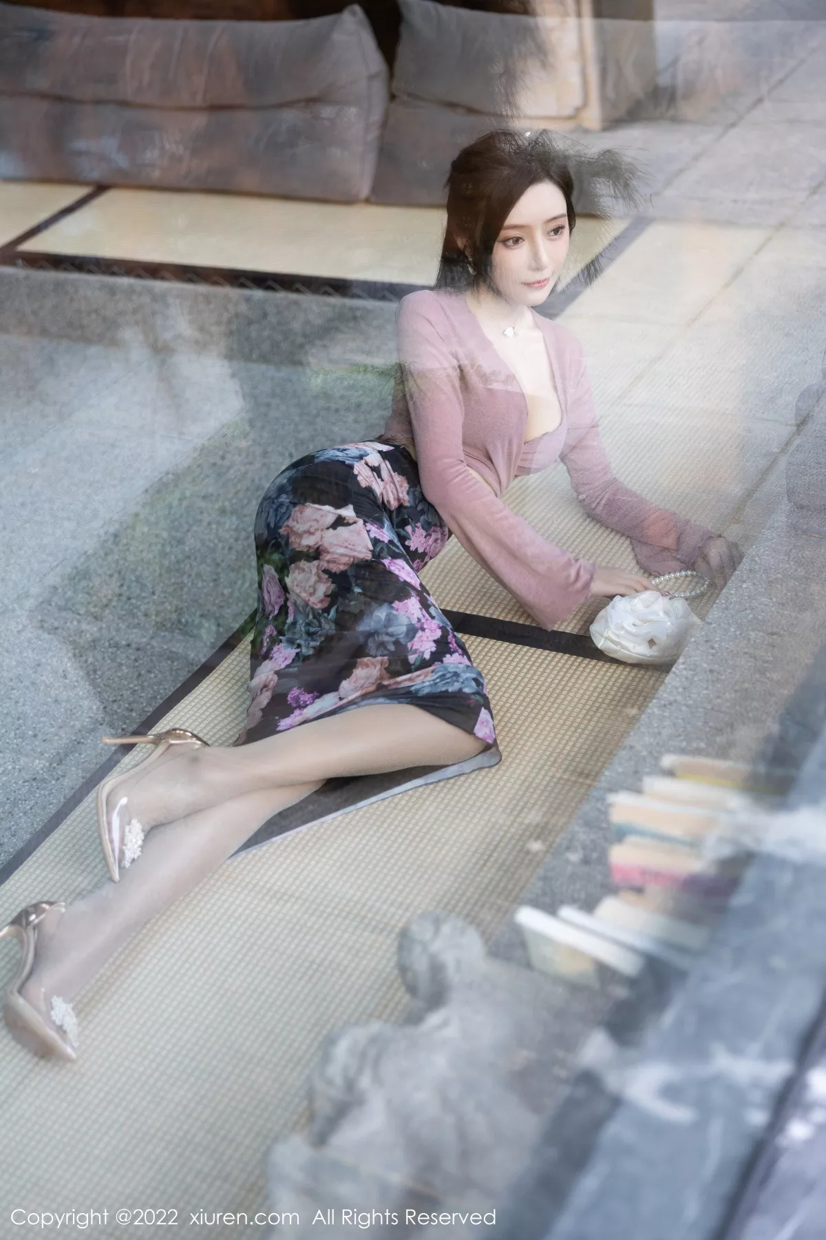 XiuRen第5985期_女神王馨瑶yanni粉灰色上衣配花色长裙露蕾丝内衣撩人诱惑写真82P