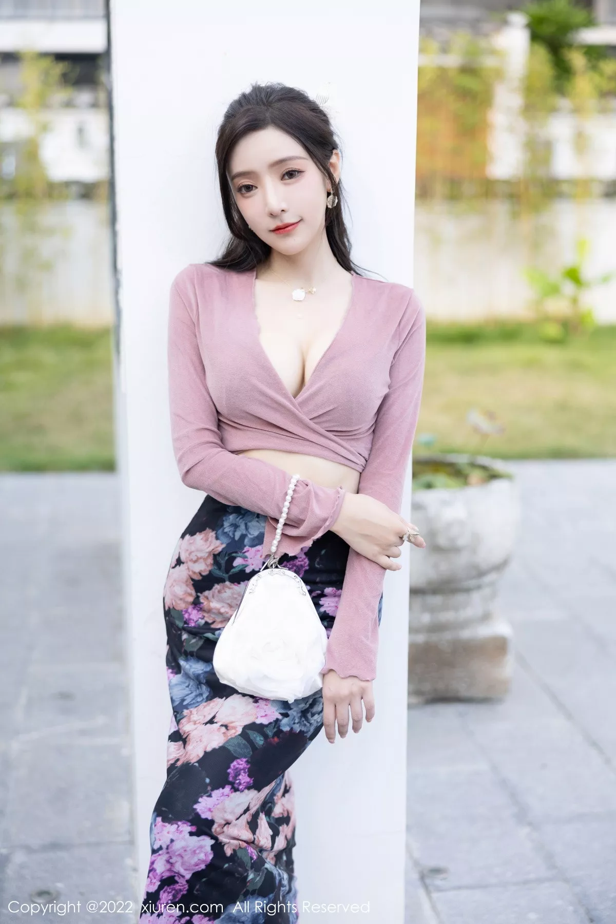XiuRen第5985期_女神王馨瑶yanni粉灰色上衣配花色长裙露蕾丝内衣撩人诱惑写真82P