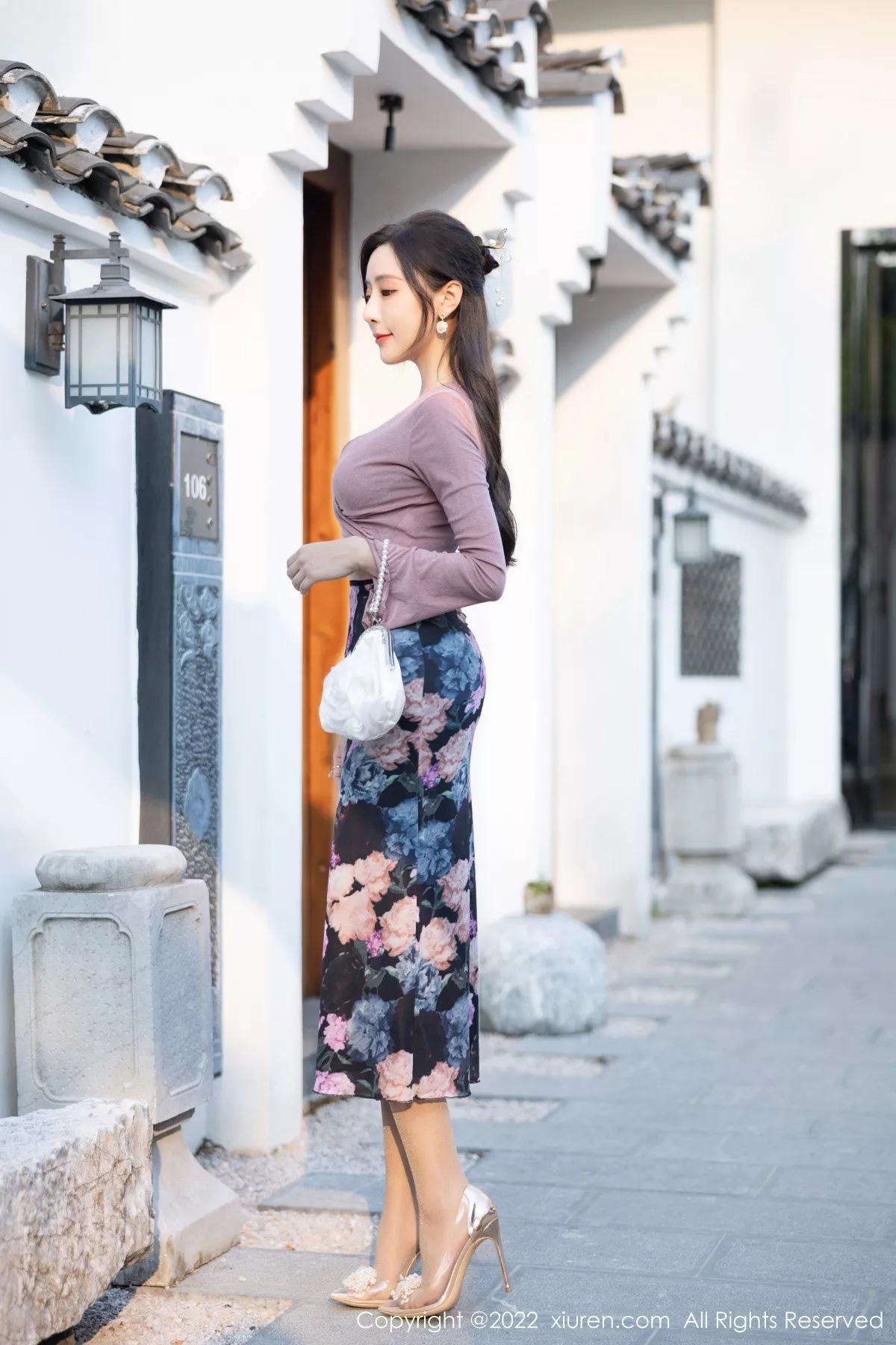 XiuRen第5985期_女神王馨瑶yanni粉灰色上衣配花色长裙露蕾丝内衣撩人诱惑写真82P