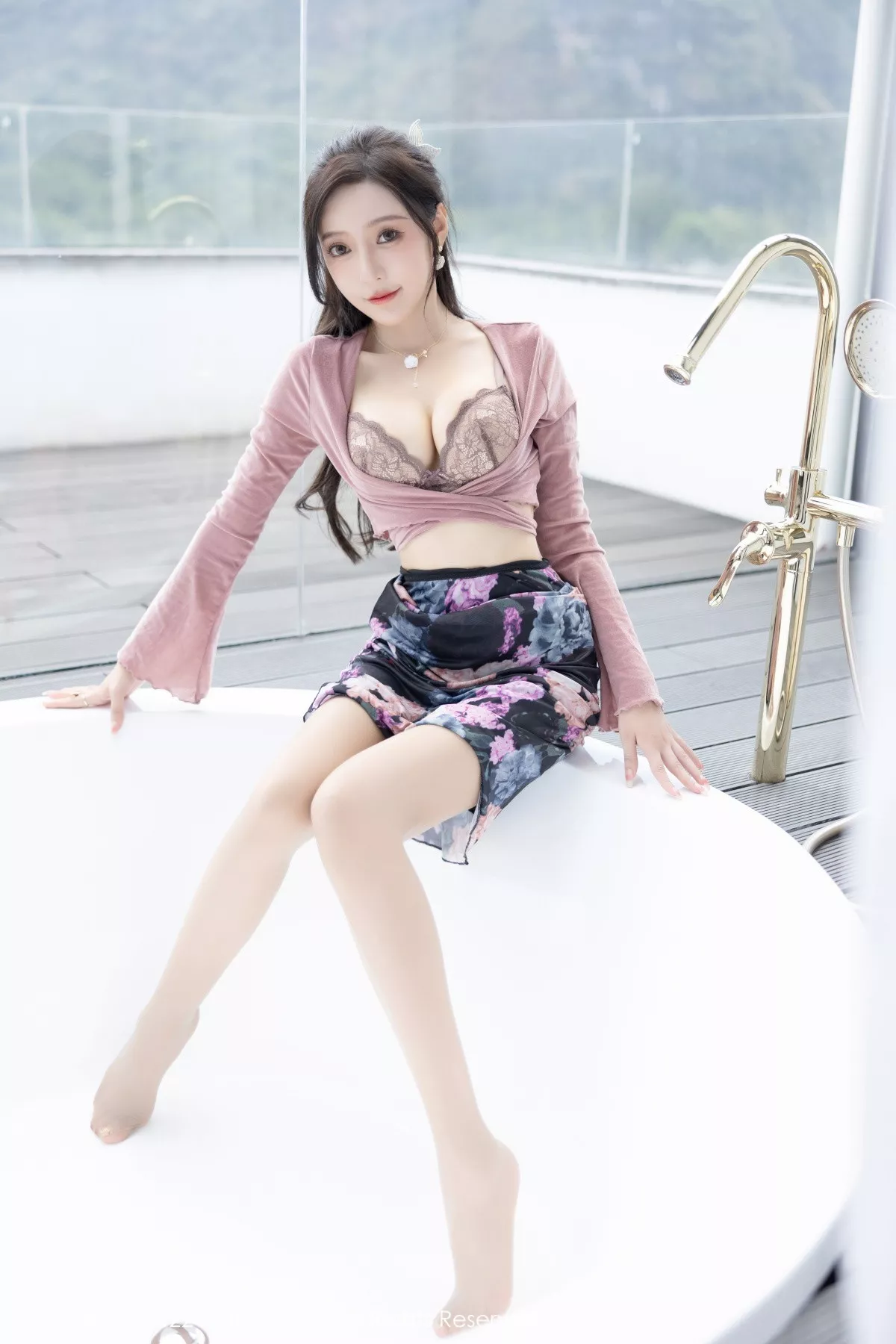 XiuRen第5985期_女神王馨瑶yanni粉灰色上衣配花色长裙露蕾丝内衣撩人诱惑写真82P