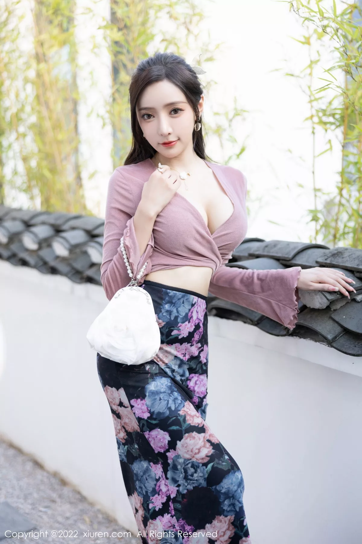 XiuRen第5985期_女神王馨瑶yanni粉灰色上衣配花色长裙露蕾丝内衣撩人诱惑写真82P