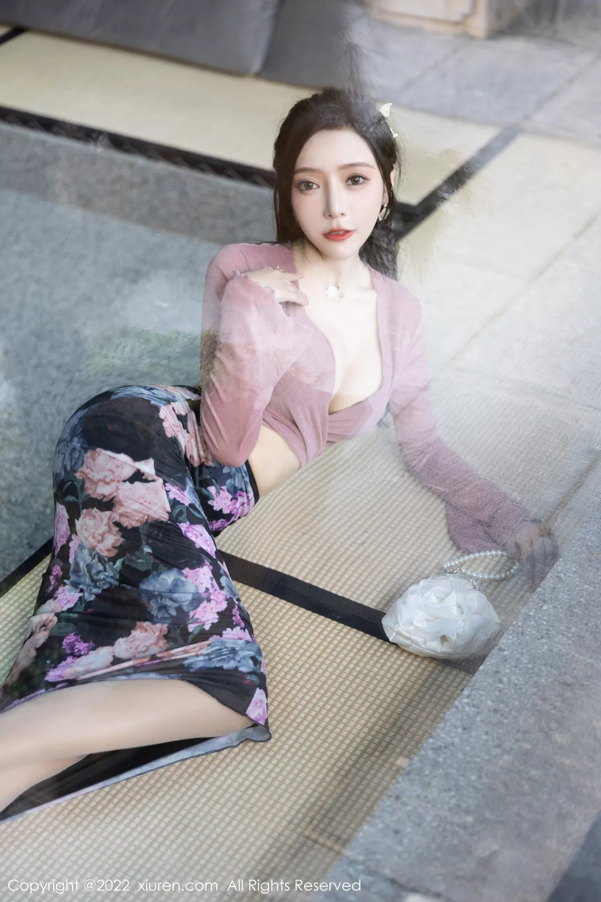 XiuRen第5985期_女神王馨瑶yanni粉灰色上衣配花色长裙露蕾丝内衣撩人诱惑写真82P