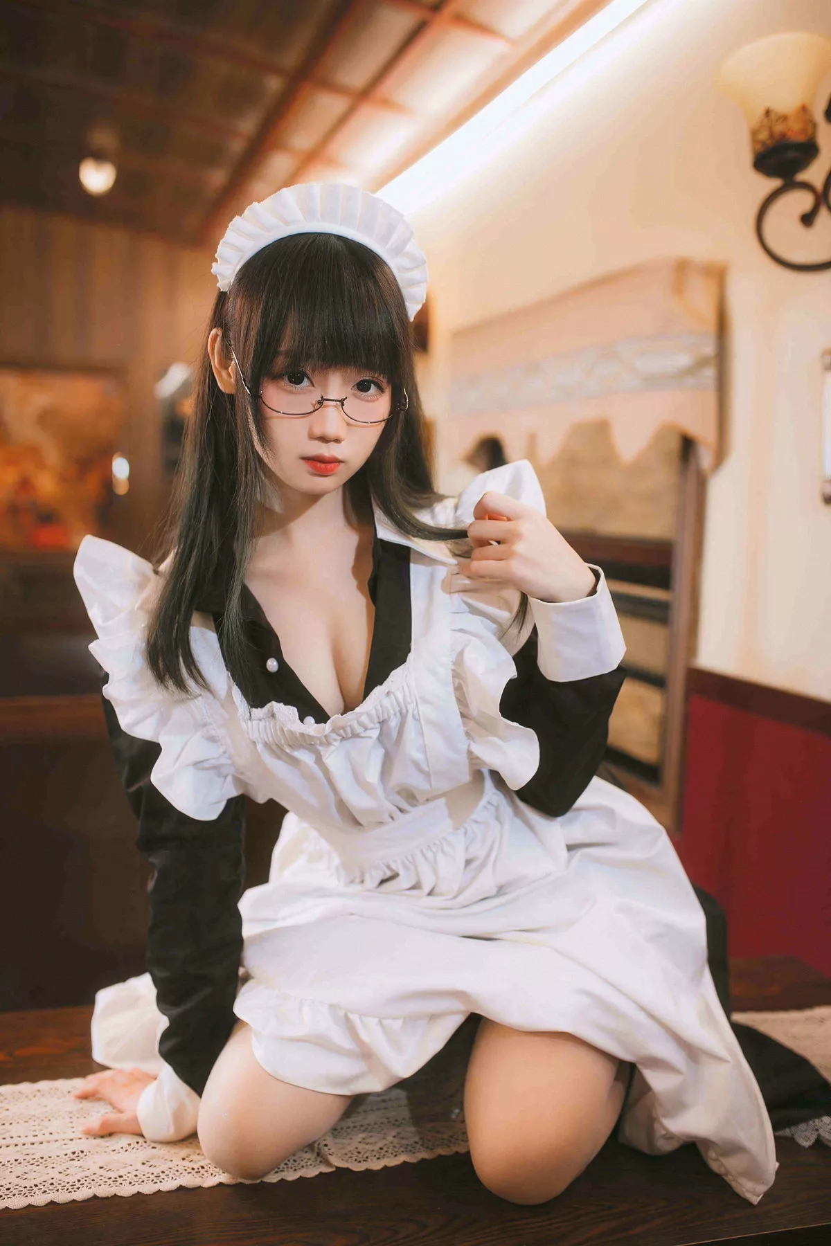 网络美女焖焖碳女仆主题性感黑白女仆裙半撩露白色蕾丝袜秀白嫩美腿诱惑写真33P