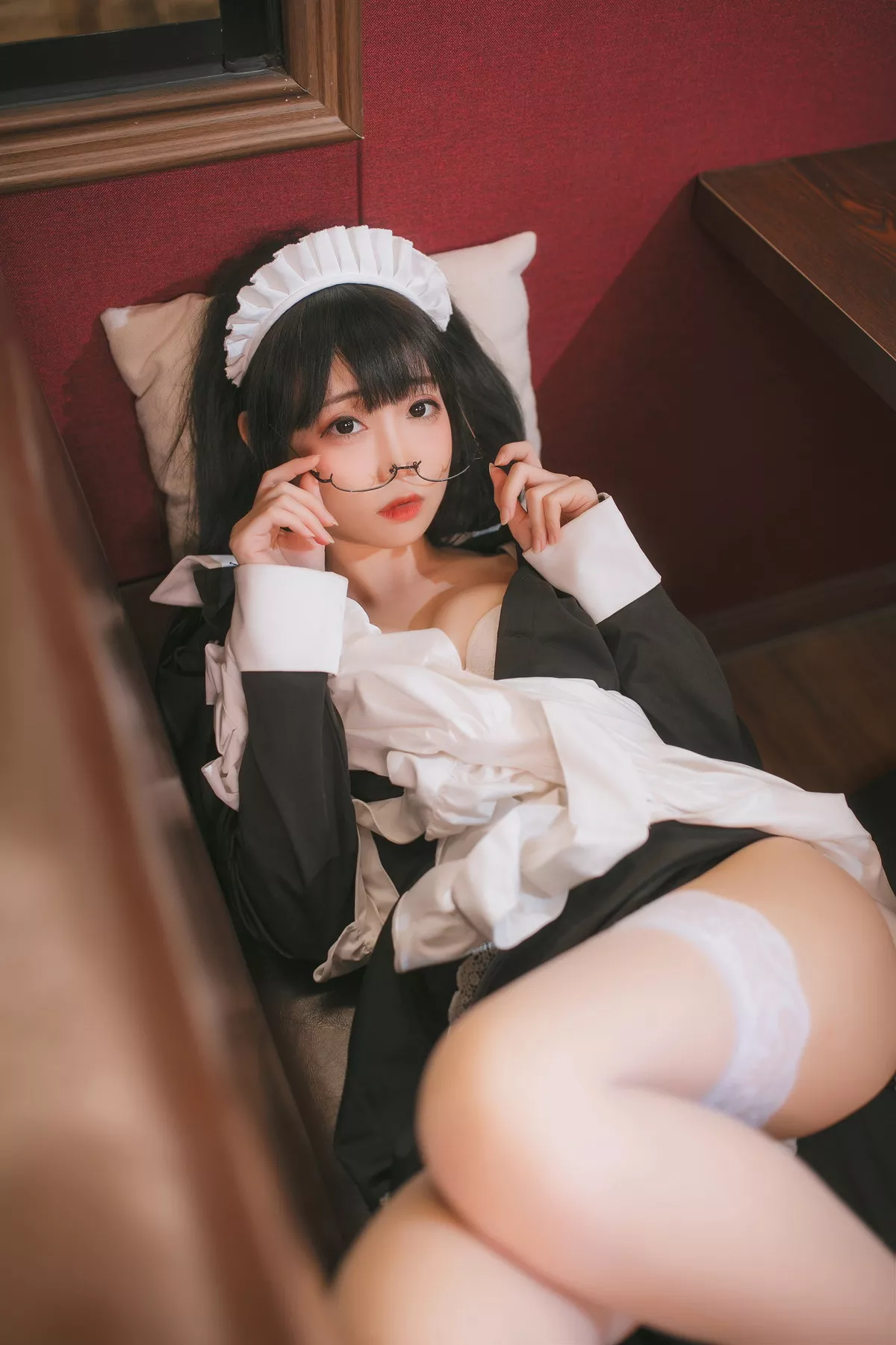 网络美女焖焖碳女仆主题性感黑白女仆裙半撩露白色蕾丝袜秀白嫩美腿诱惑写真33P