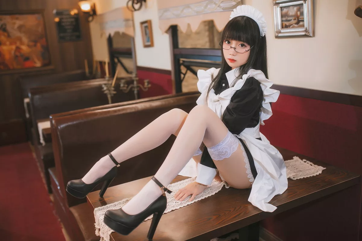 网络美女焖焖碳女仆主题性感黑白女仆裙半撩露白色蕾丝袜秀白嫩美腿诱惑写真33P