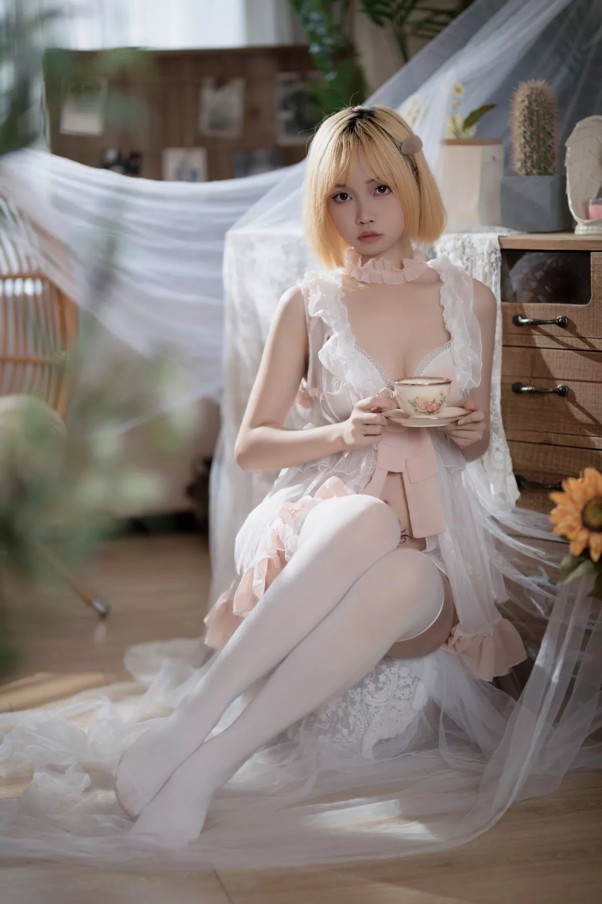 Coser美女洛桑w伊梓暖冬日记主题私房半脱露性感白色内衣配白丝袜迷人写真32P