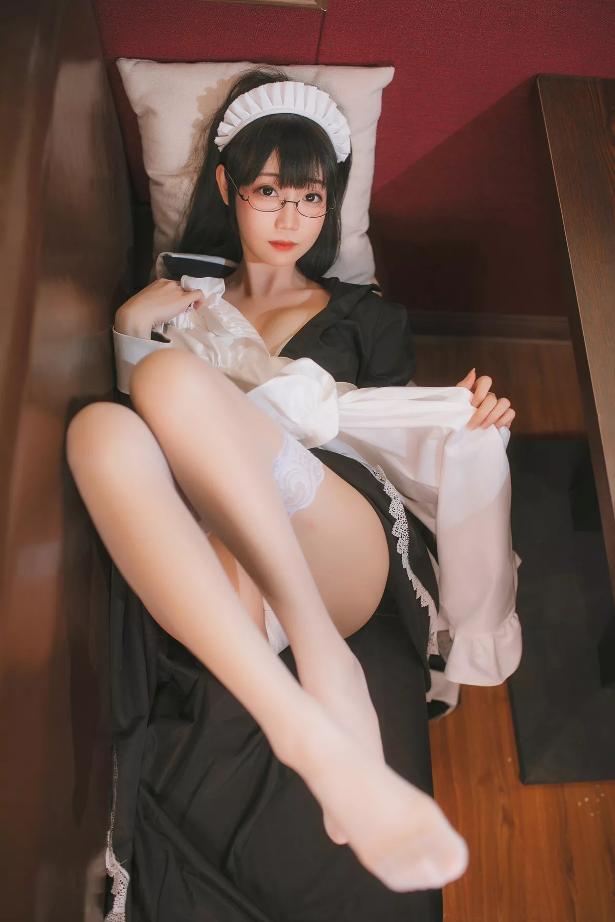 网络美女焖焖碳女仆主题性感黑白女仆裙半撩露白色蕾丝袜秀白嫩美腿诱惑写真33P