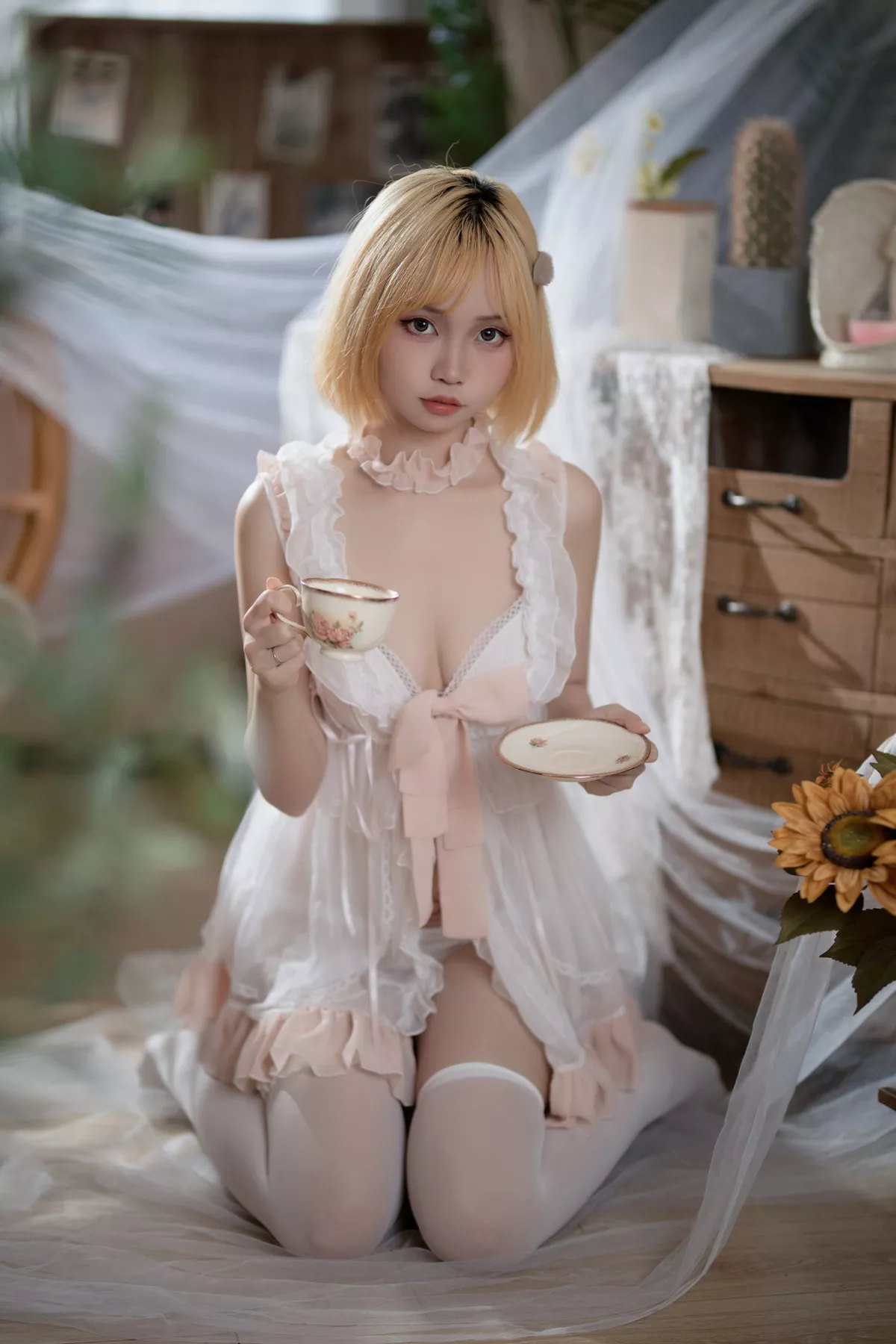Coser美女洛桑w伊梓暖冬日记主题私房半脱露性感白色内衣配白丝袜迷人写真32P