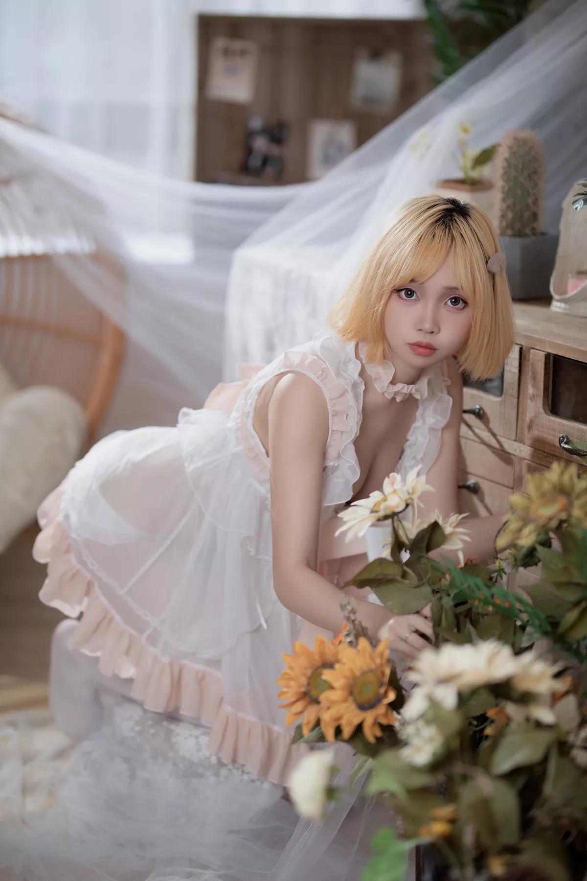 Coser美女洛桑w伊梓暖冬日记主题私房半脱露性感白色内衣配白丝袜迷人写真32P