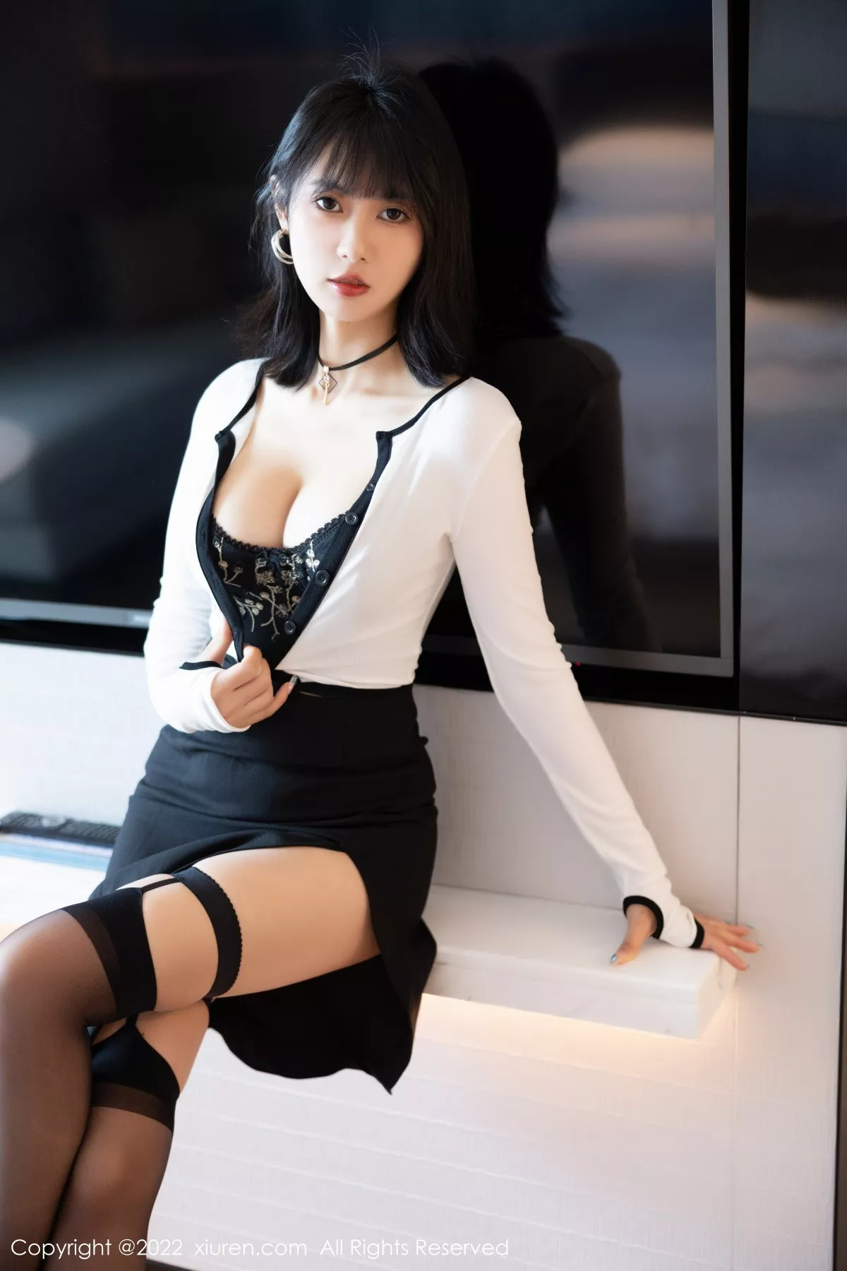 XiuRen第5991期_模特林子遥性感白色轻透衣配黑丝吊袜露黑色内衣迷人诱惑写真85P