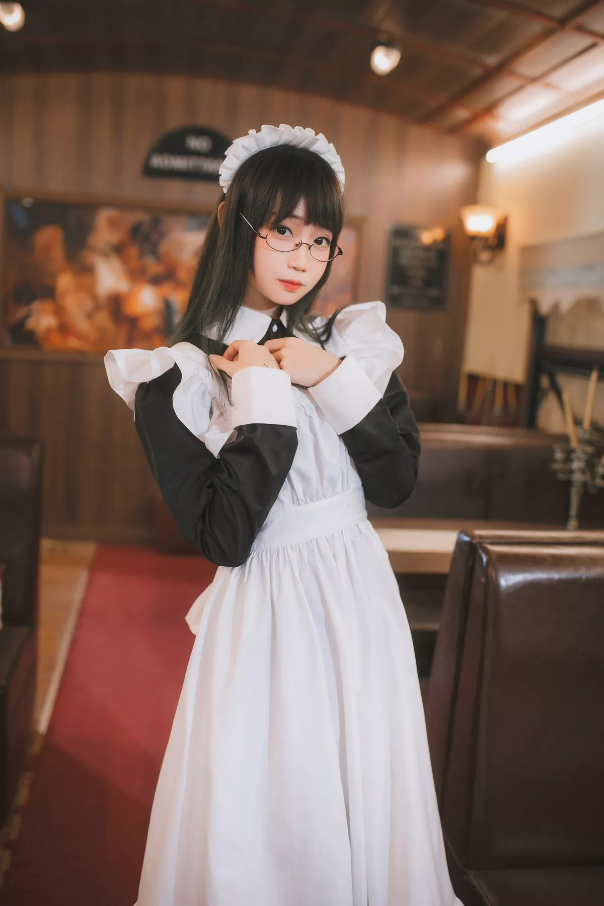 网络美女焖焖碳女仆主题性感黑白女仆裙半撩露白色蕾丝袜秀白嫩美腿诱惑写真33P