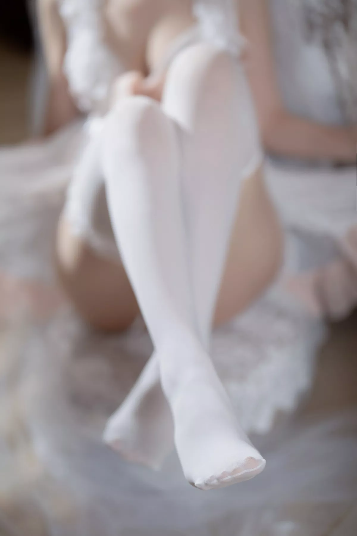 Coser美女洛桑w伊梓暖冬日记主题私房半脱露性感白色内衣配白丝袜迷人写真32P