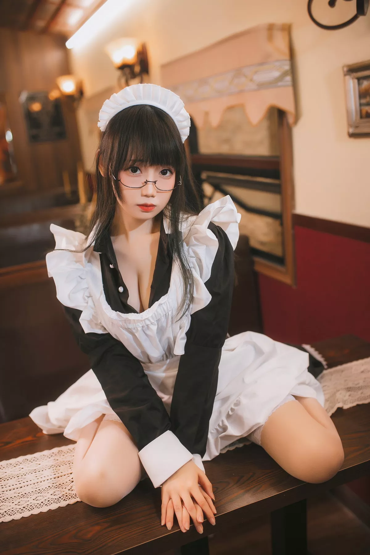 网络美女焖焖碳女仆主题性感黑白女仆裙半撩露白色蕾丝袜秀白嫩美腿诱惑写真33P