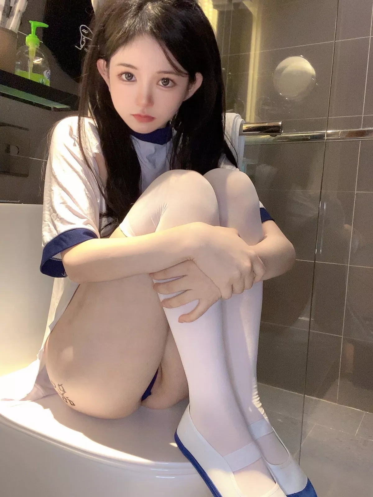 网络美女倦倦喵放课后体操服主题私房浴室破烂服饰秀惹火身材撩人诱惑写真74P