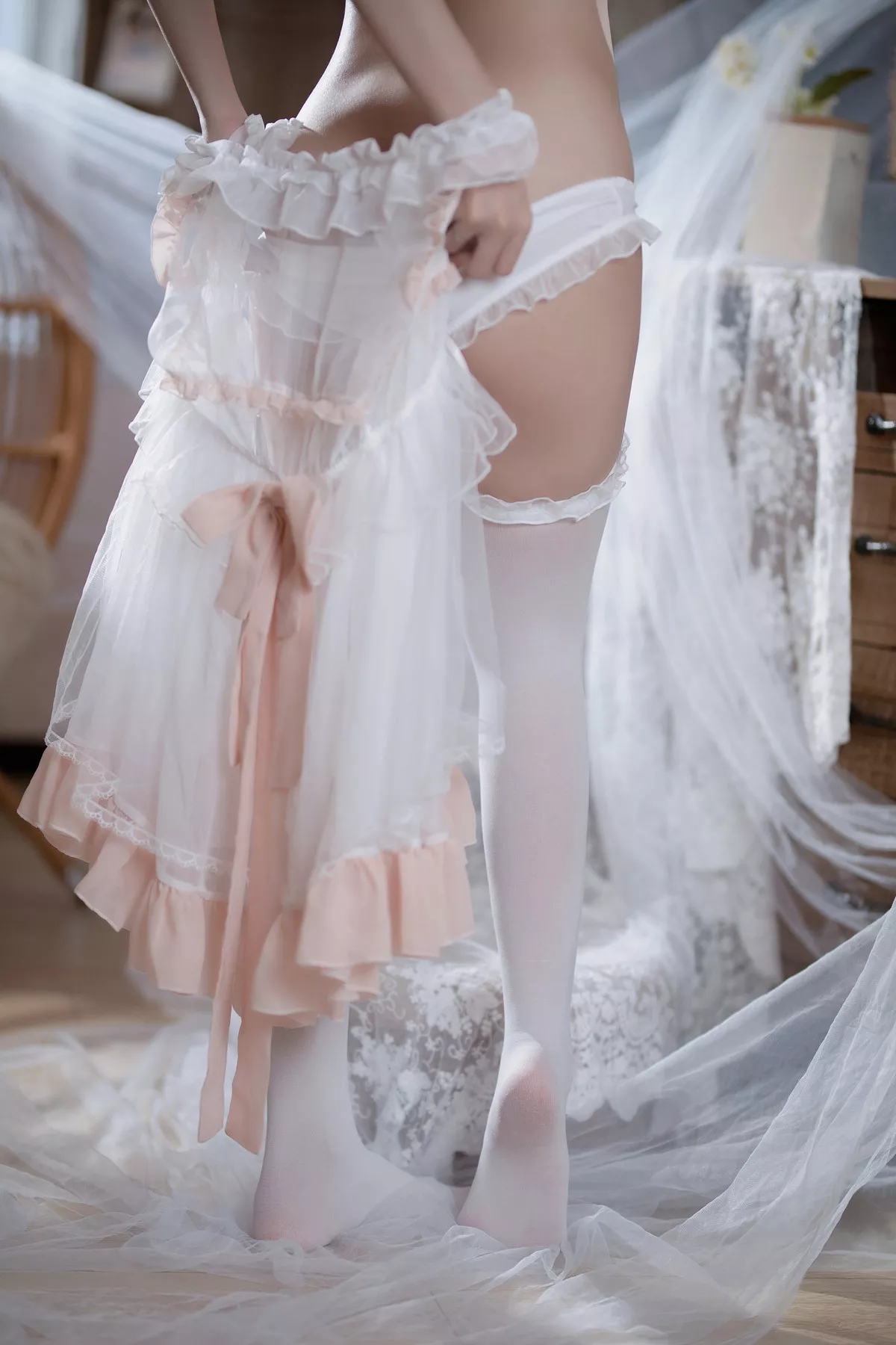 Coser美女洛桑w伊梓暖冬日记主题私房半脱露性感白色内衣配白丝袜迷人写真32P