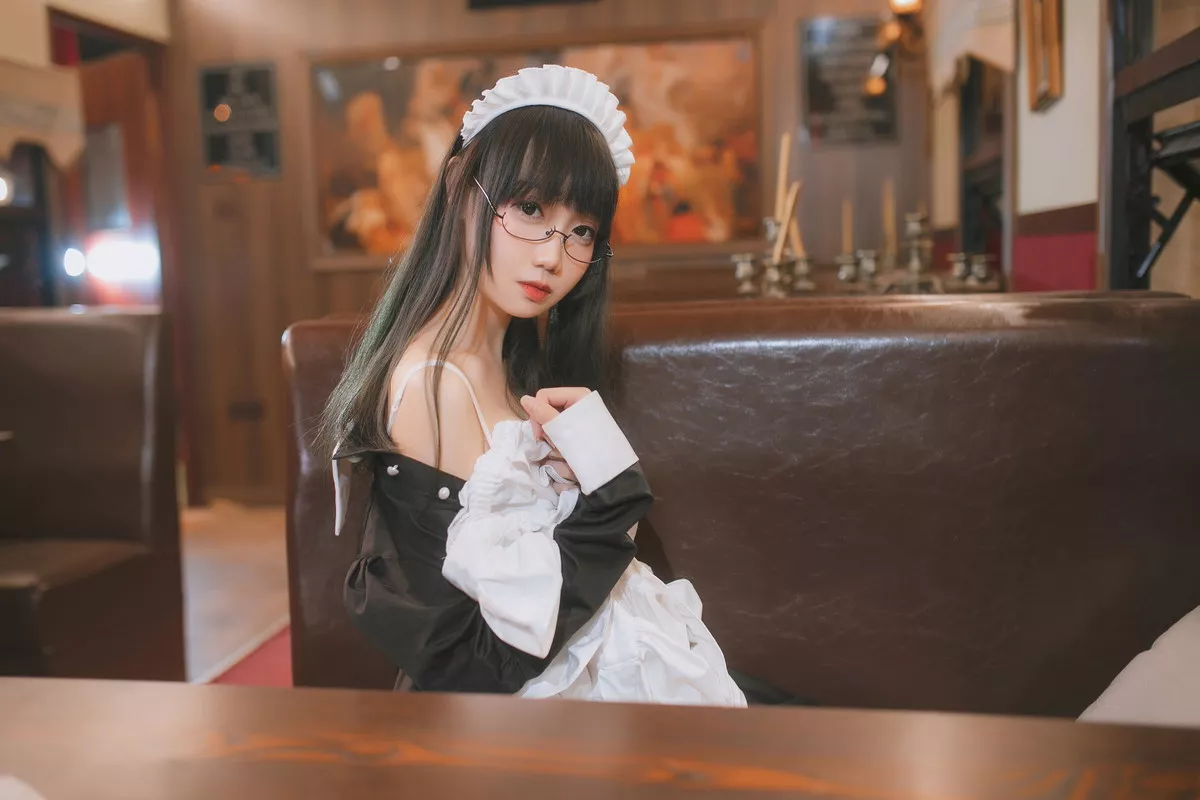 网络美女焖焖碳女仆主题性感黑白女仆裙半撩露白色蕾丝袜秀白嫩美腿诱惑写真33P