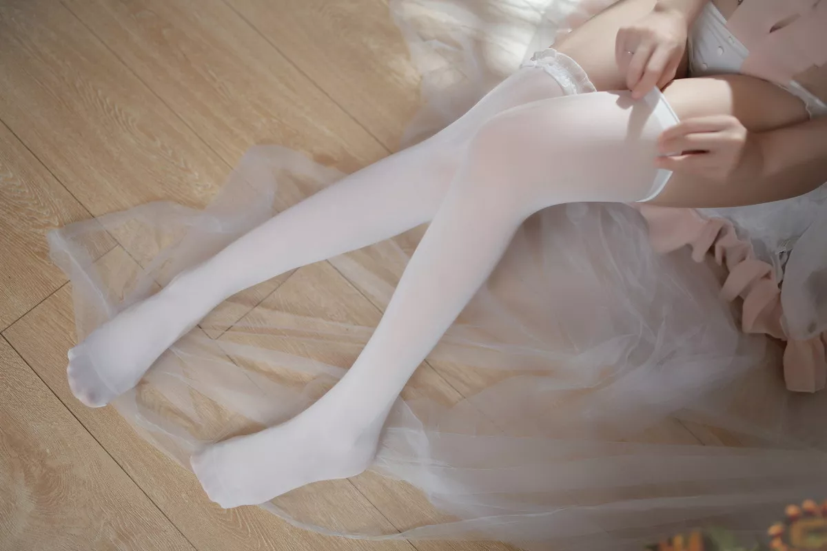 Coser美女洛桑w伊梓暖冬日记主题私房半脱露性感白色内衣配白丝袜迷人写真32P
