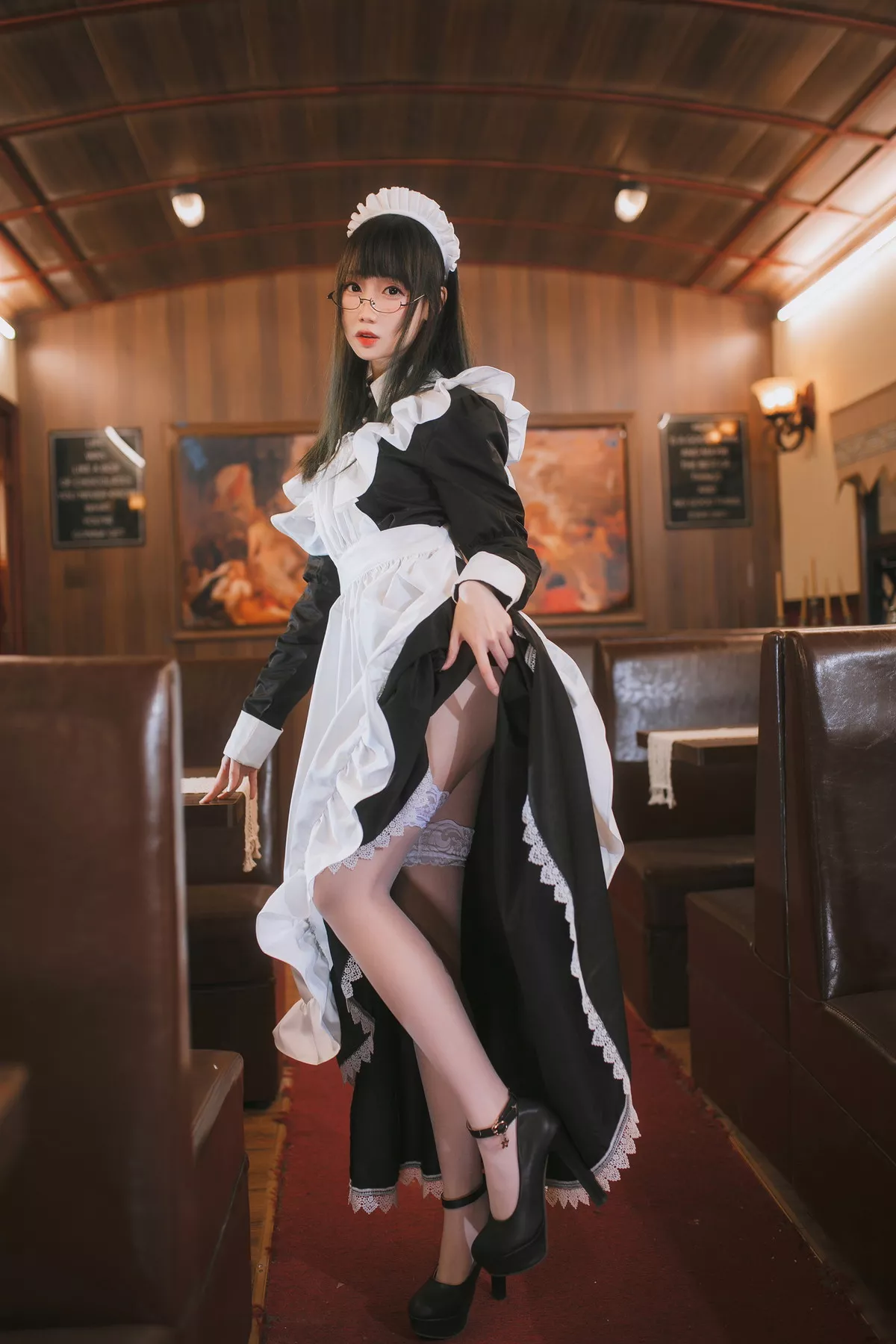 网络美女焖焖碳女仆主题性感黑白女仆裙半撩露白色蕾丝袜秀白嫩美腿诱惑写真33P